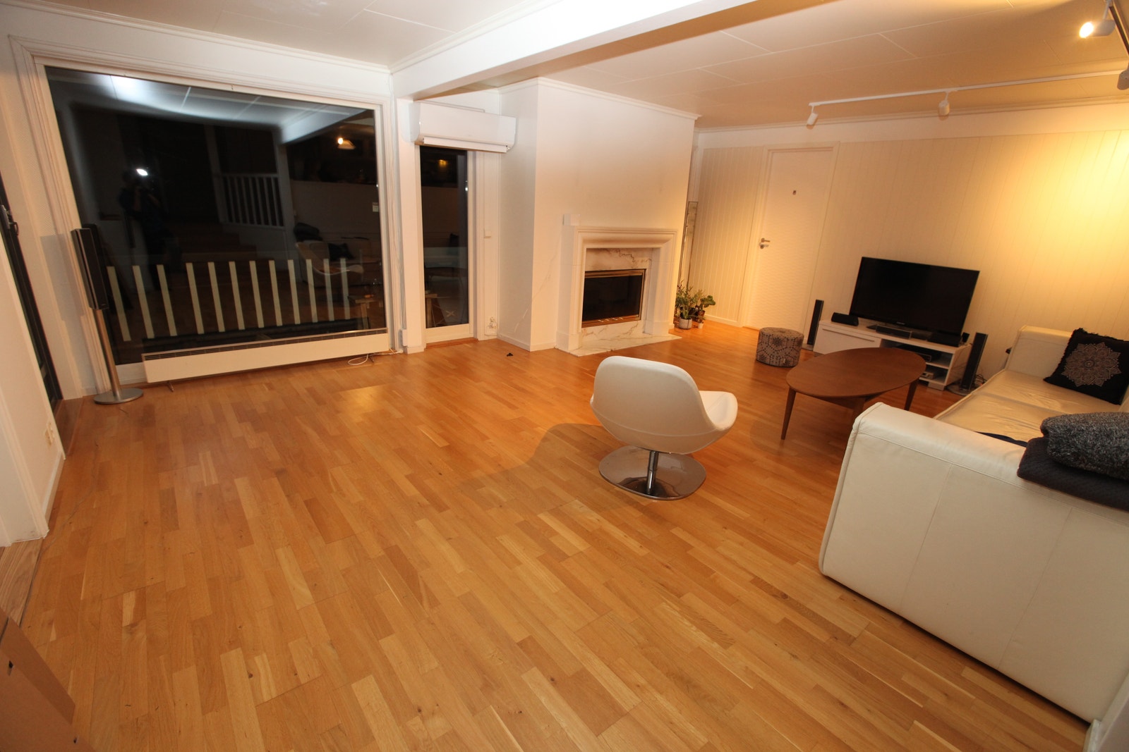 Møblert fellesstue med peis og byens beste utsikt. Galleribilde