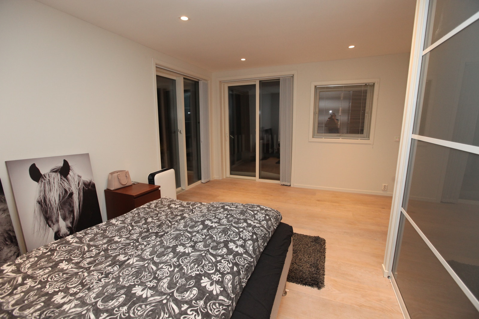 UTLEID. Rom 3 (16kvm). Nyoppusset. Direkte utgang til terrasser og hage. Ettermiddags- og kveldssol. Galleribilde