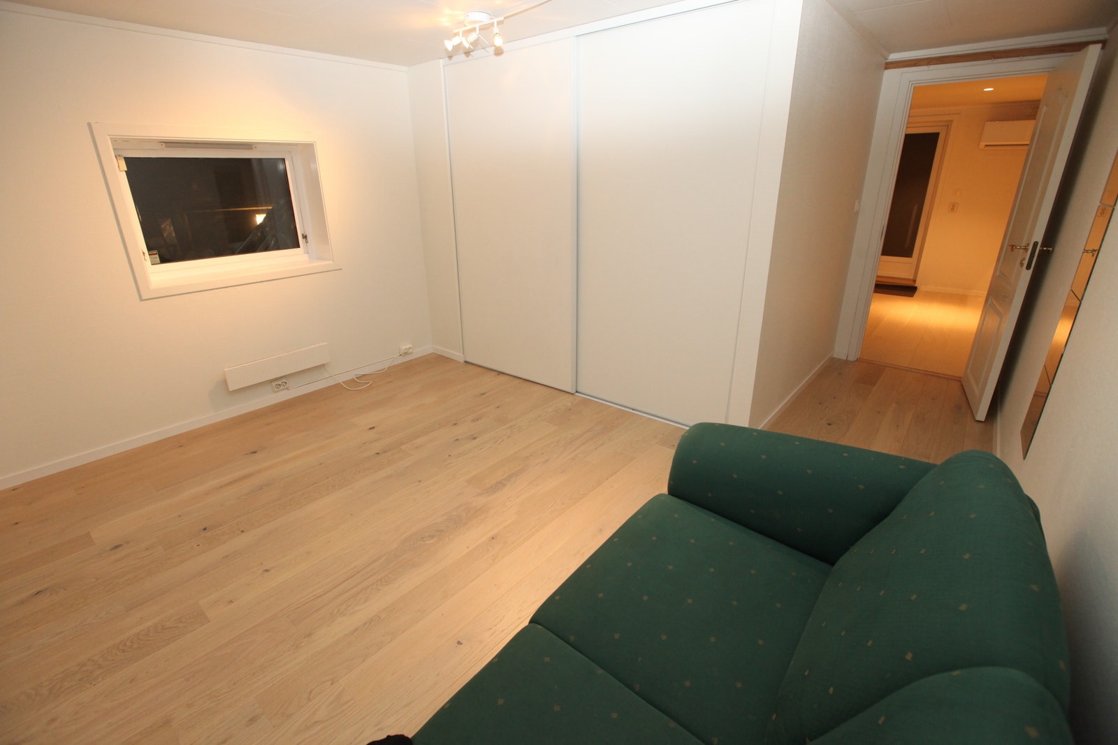 LEDIG: Rom 2 (14 kvm). Nyoppusset. Galleribilde