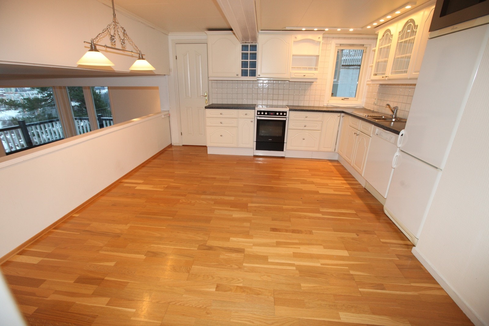 Godt med skaplass på romslig kjøkken. Hvitevarer inkl. Galleribilde