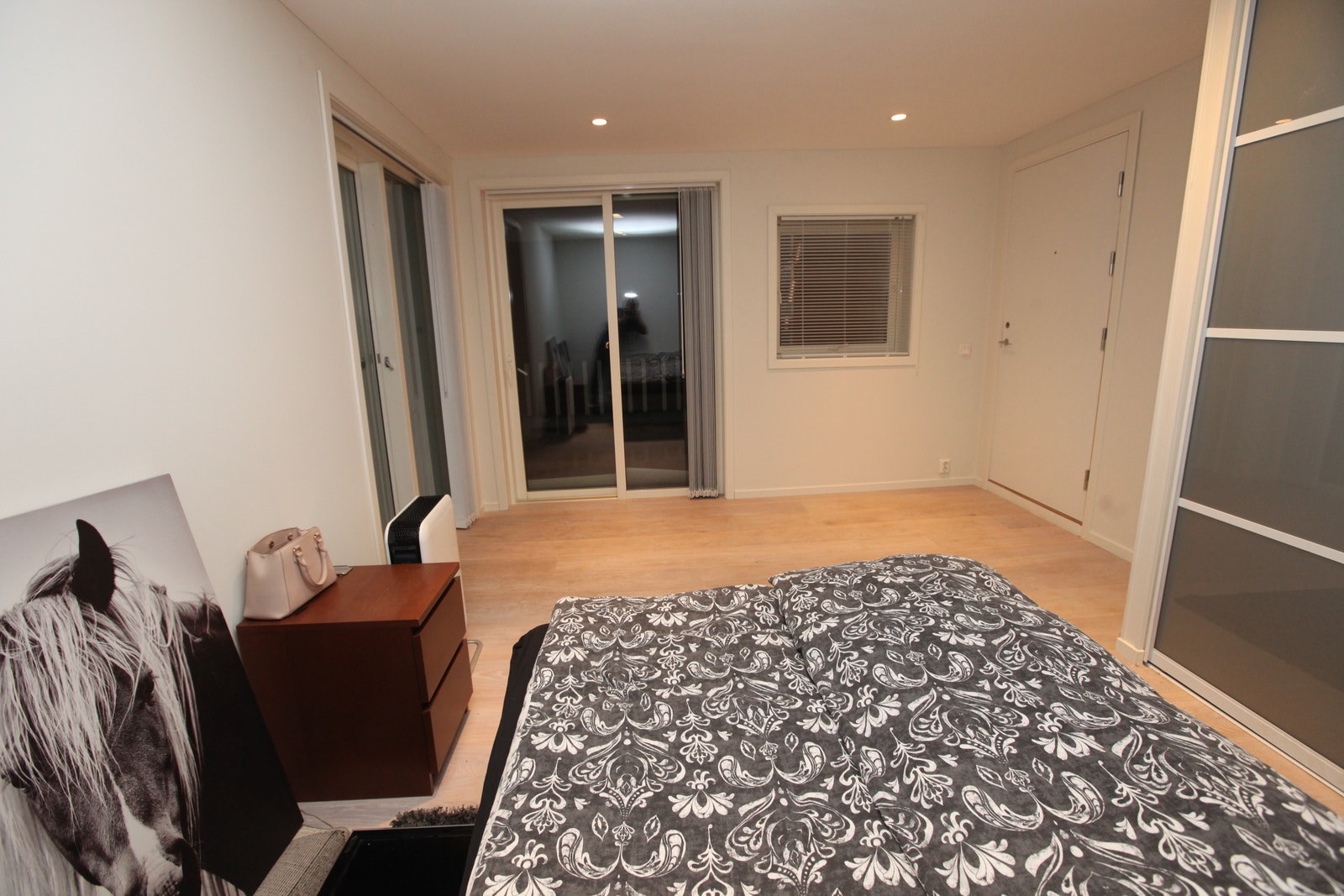 UTLEID. Rom 3 (16kvm). Nyoppusset. Direkte utgang til terrasser og hage. Ettermiddags- og kveldssol. Galleribilde