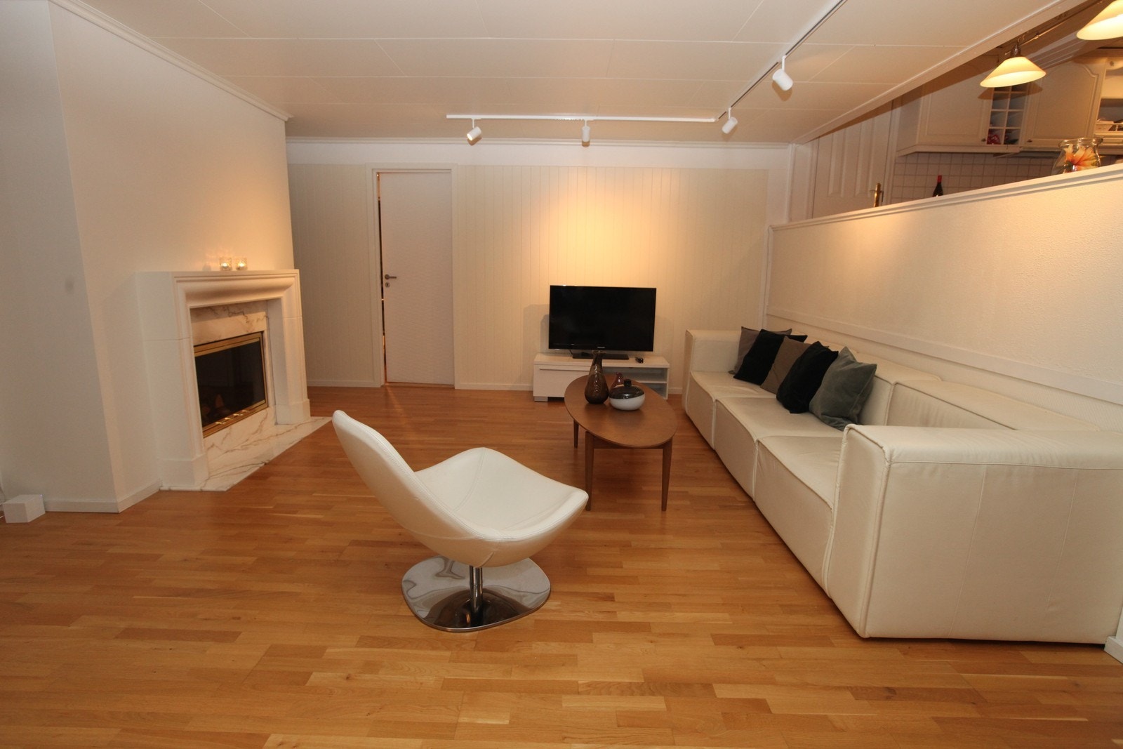 Møblert fellesstue med peis og byens beste utsikt. Galleribilde