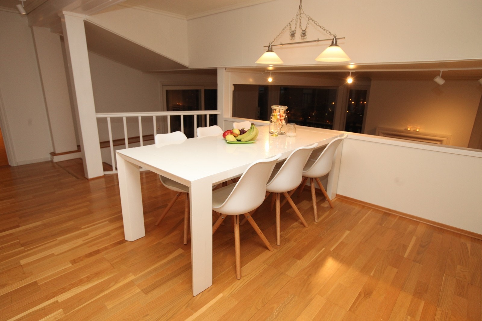 Kjøkken møblert med spisegruppe. Galleribilde