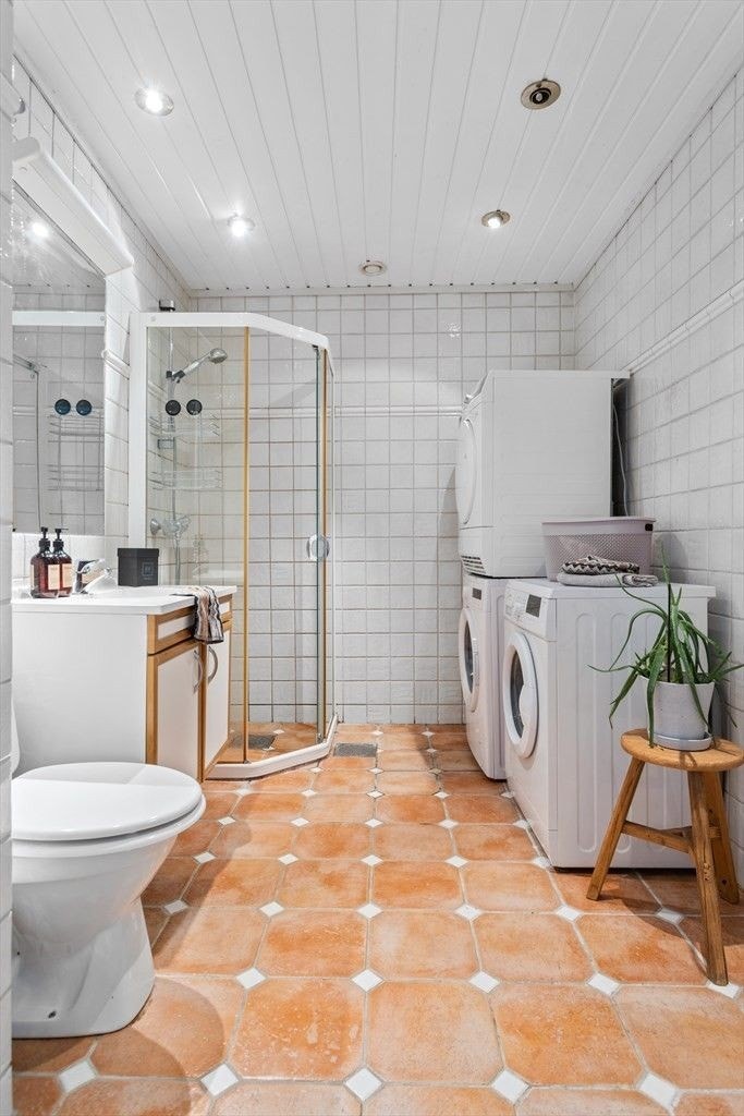 Opplegg for vaskemaskin og tørketrommel slik at klesvasken går raskt og enkelt. Galleribilde