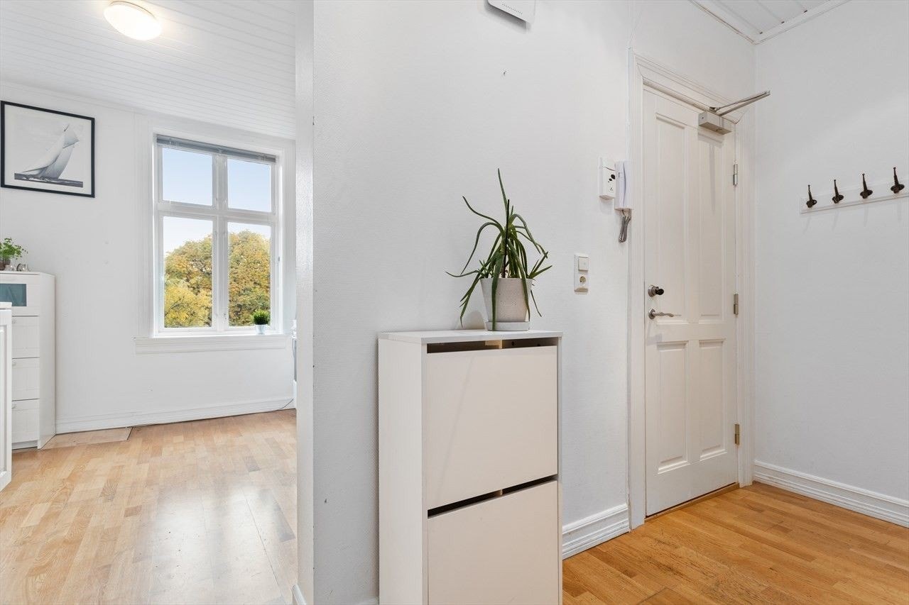 Velkommen inn! Entreen fremstår som lys og romslig Galleribilde