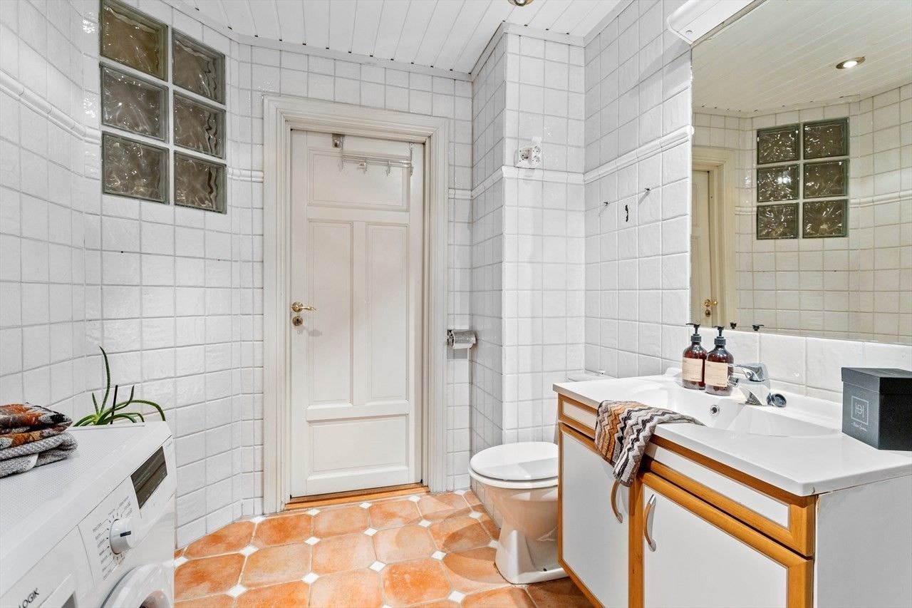 Stort og lyst flislagt bad med downlights i taket og varmekabler i gulv. Galleribilde