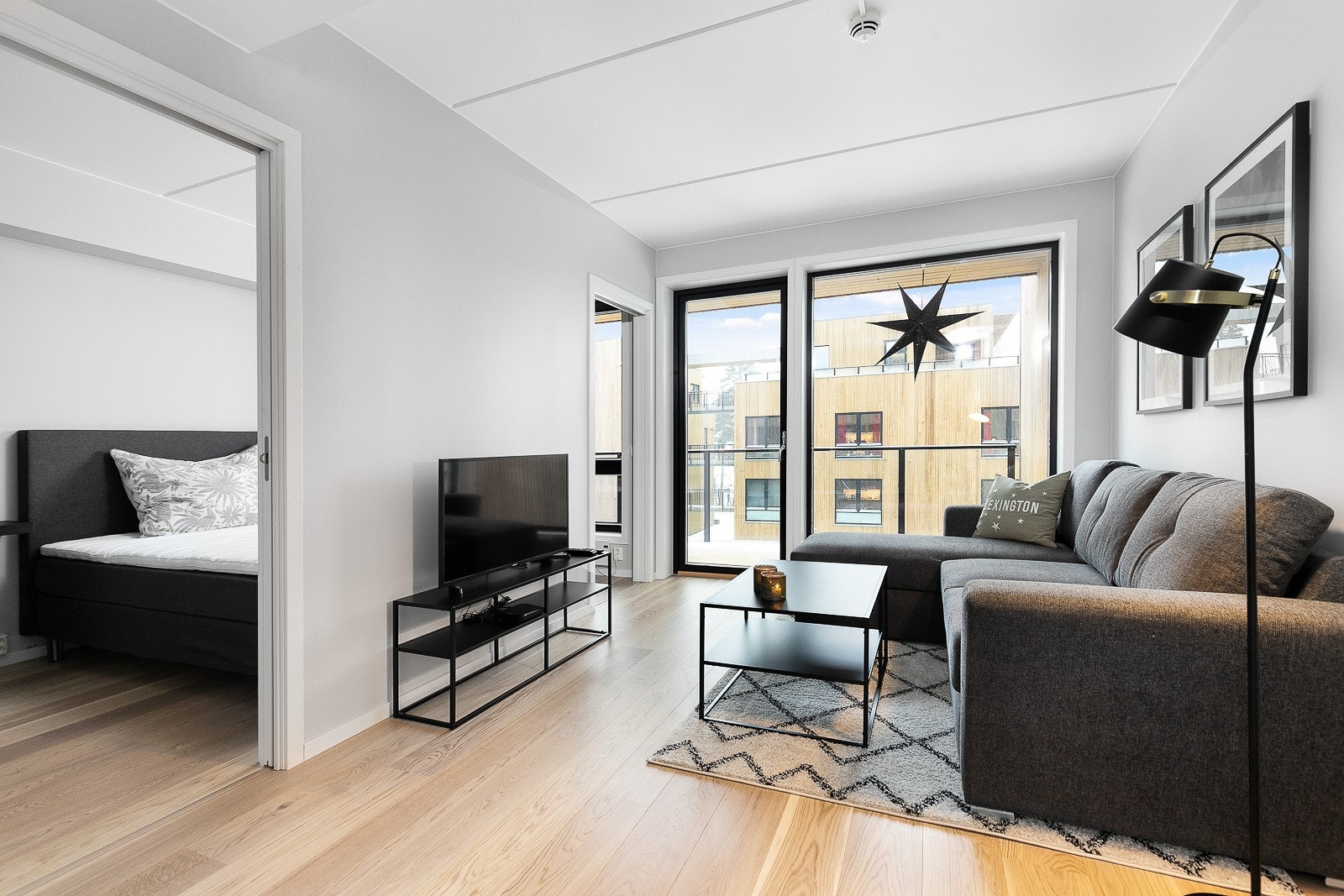 Stue med utgang til romslig balkong. Galleribilde