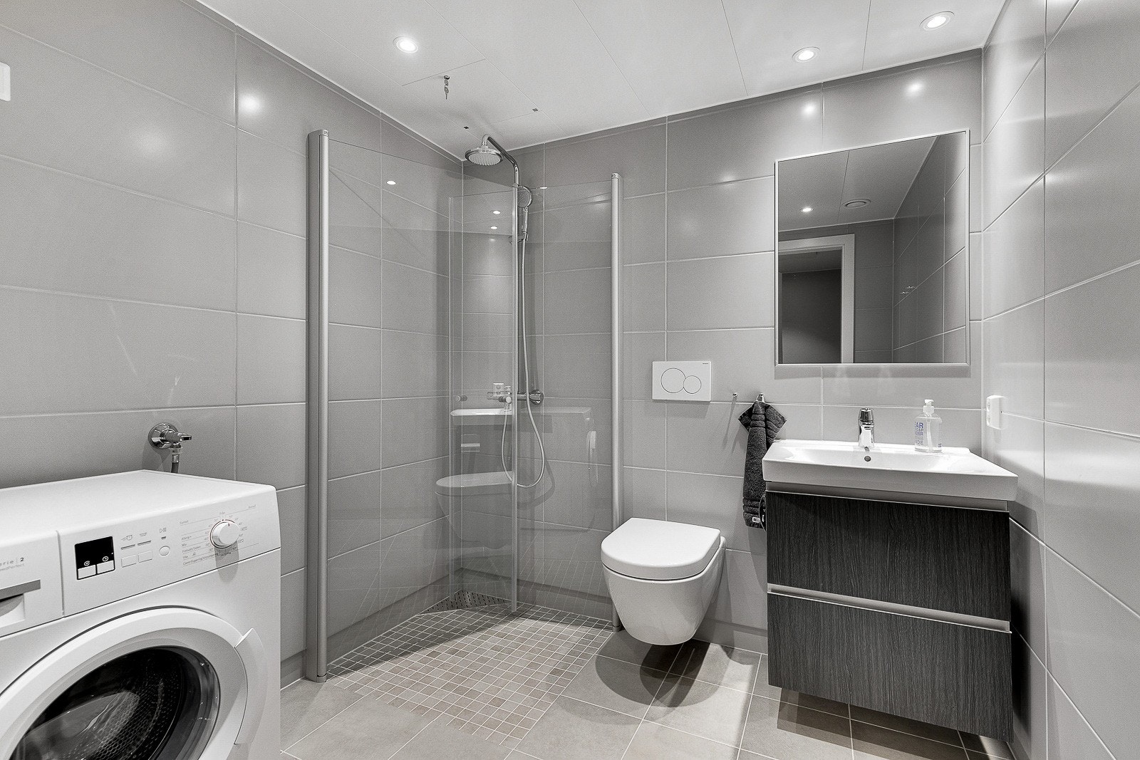 Delikat, flislagt bad. Galleribilde