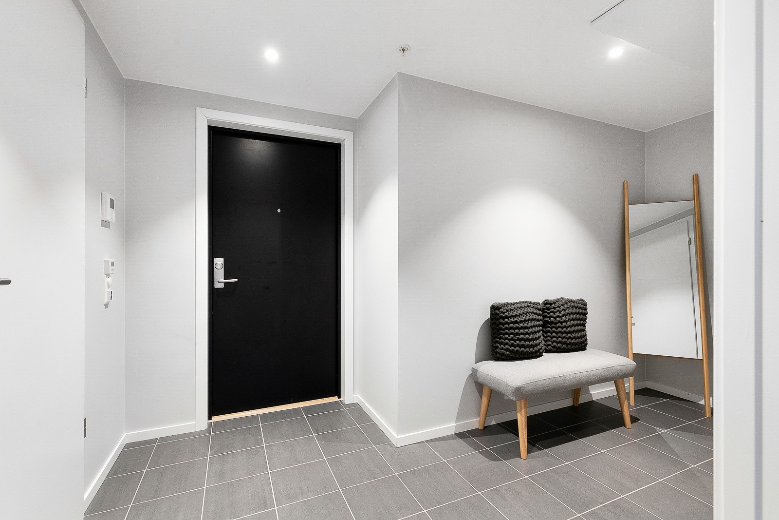 Stor, lys entre med garderobeskap ønsker velkommen inn. Galleribilde