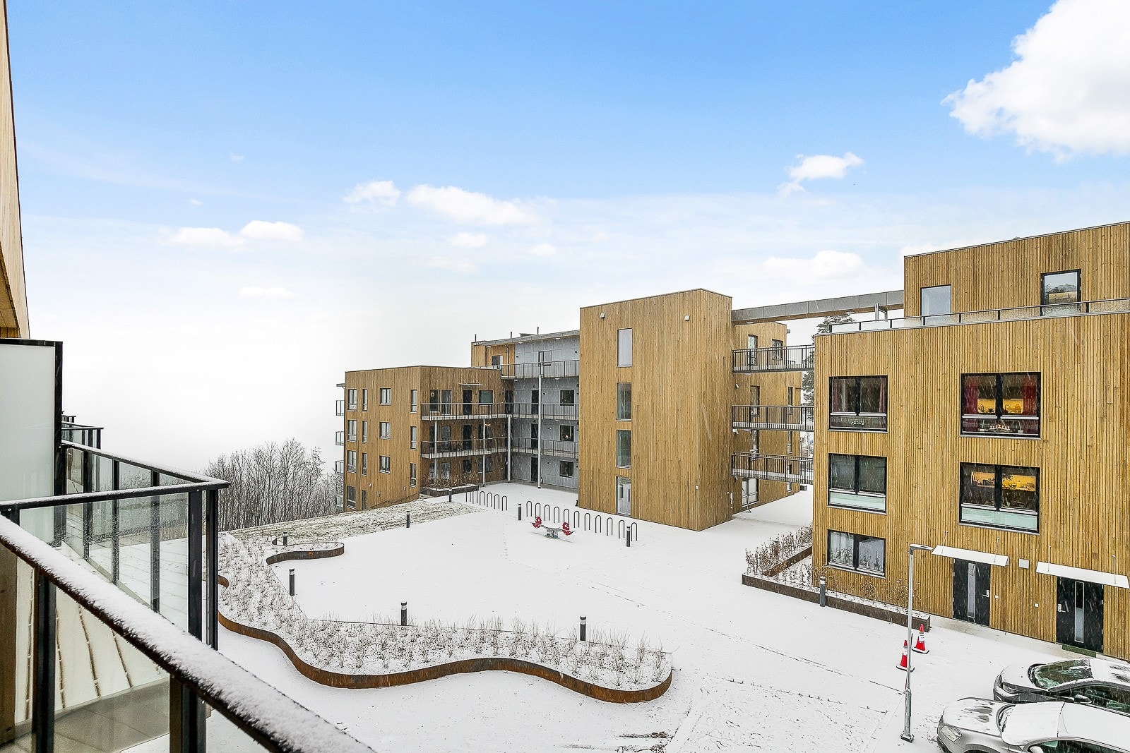 Hyggelig, parkmessig opparbeidede fellesareal Galleribilde