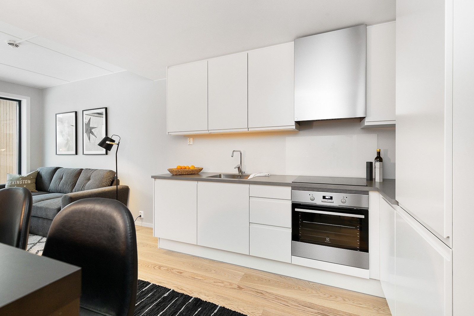 Integrerte hvitevarer med komfyr, platetopp, oppvaskmaskin og kjøle-/fryseskap Galleribilde