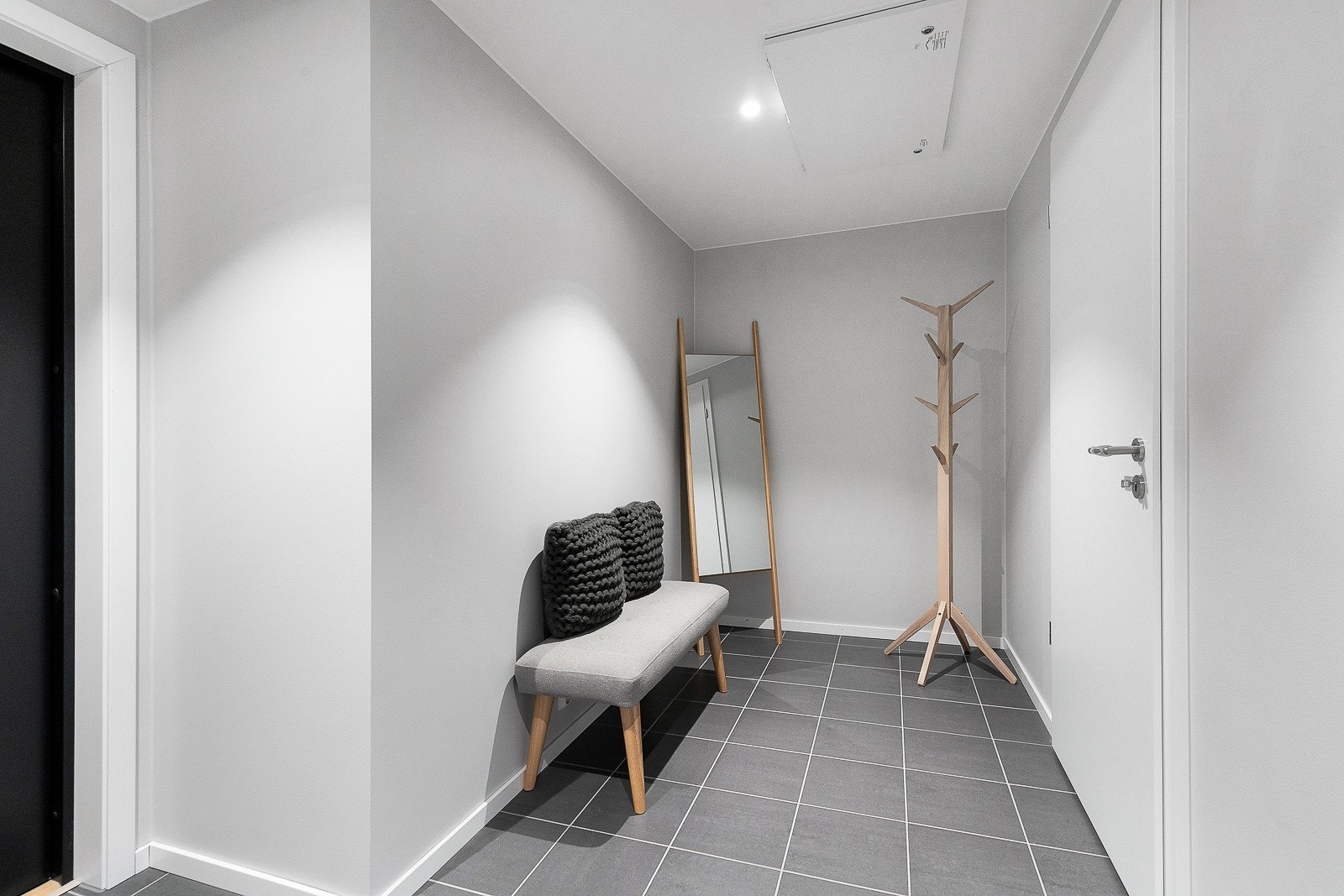 Fliser på gulv og spotlights i tak i entre. Galleribilde