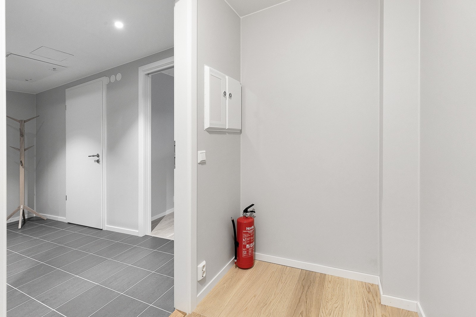 Romslig bod i forbindelse med entreen. I tillegg er det stor bod i garasjeanlegget. Galleribilde