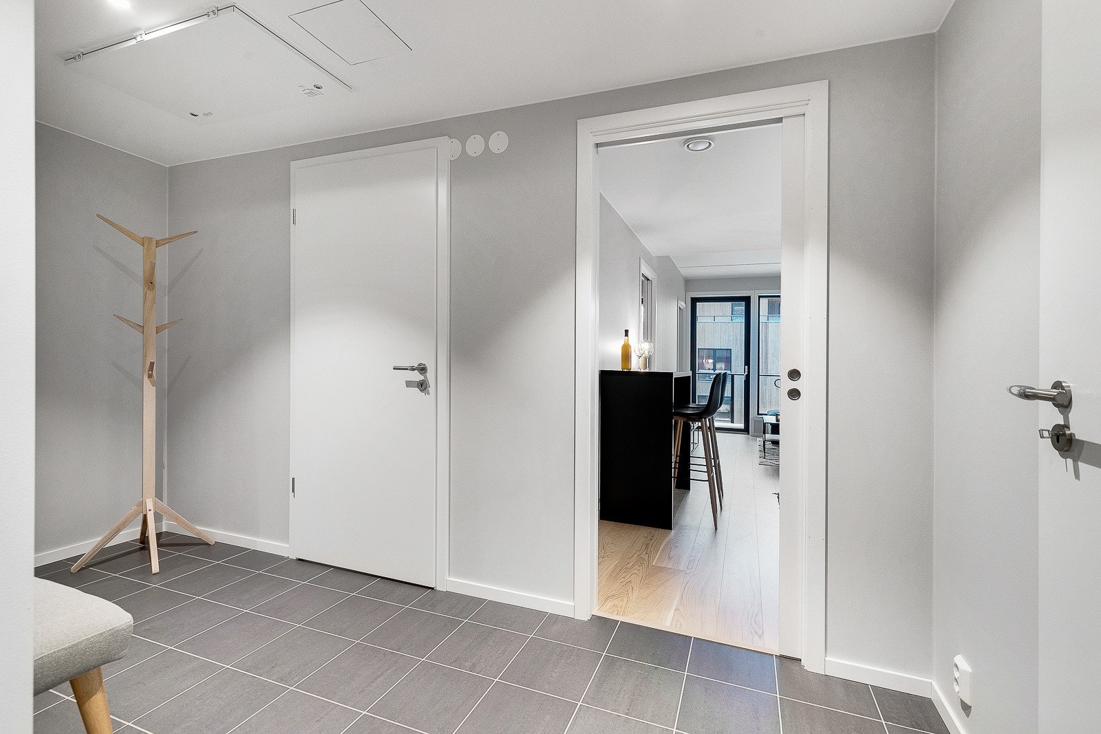 Adkomst til badet og stuen fra entre. Galleribilde