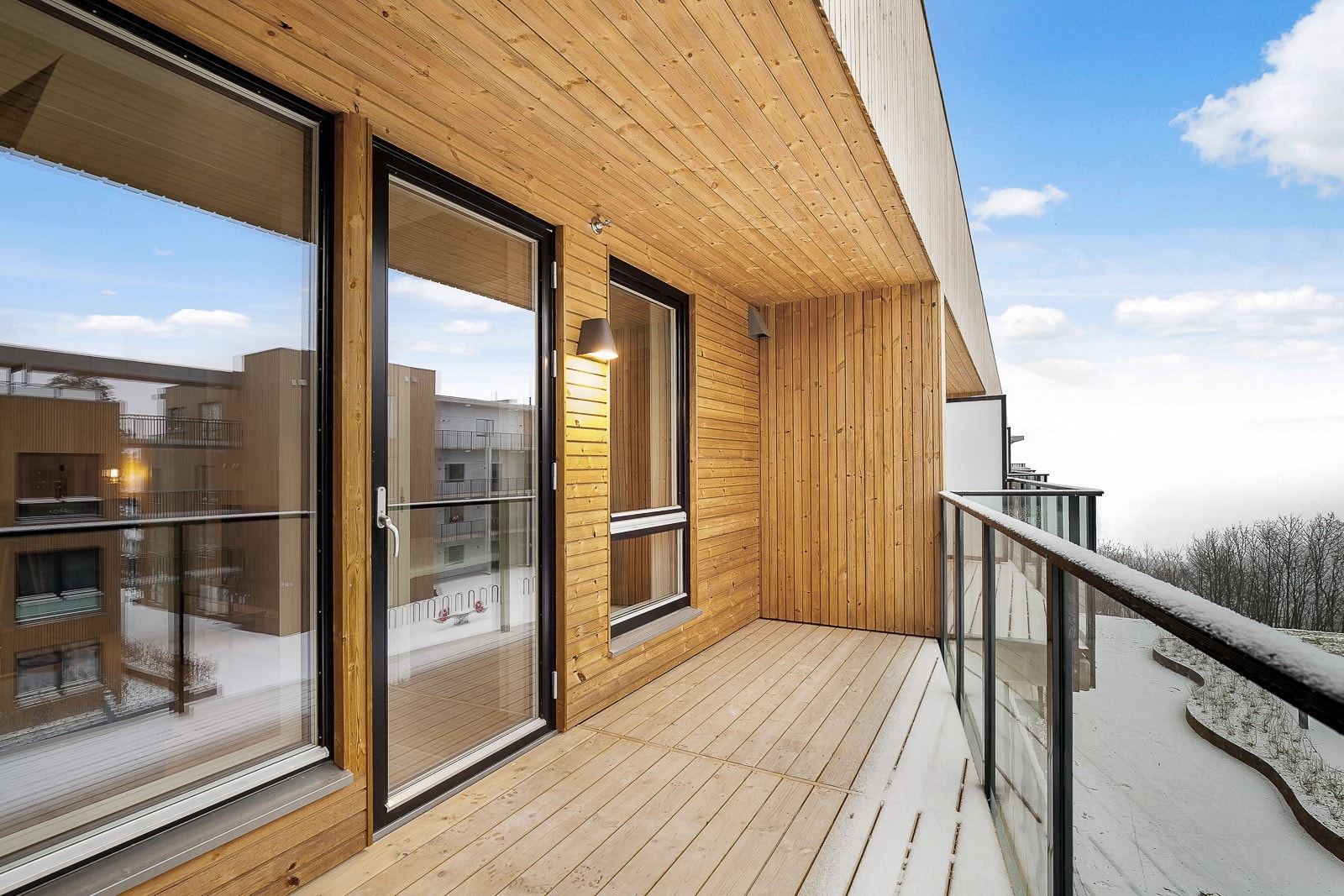 Romslig balkong med markise - her kan du nyte deilige sommerdager og flott fjordutsikt! Utemøbler medfølger leien. Galleribilde