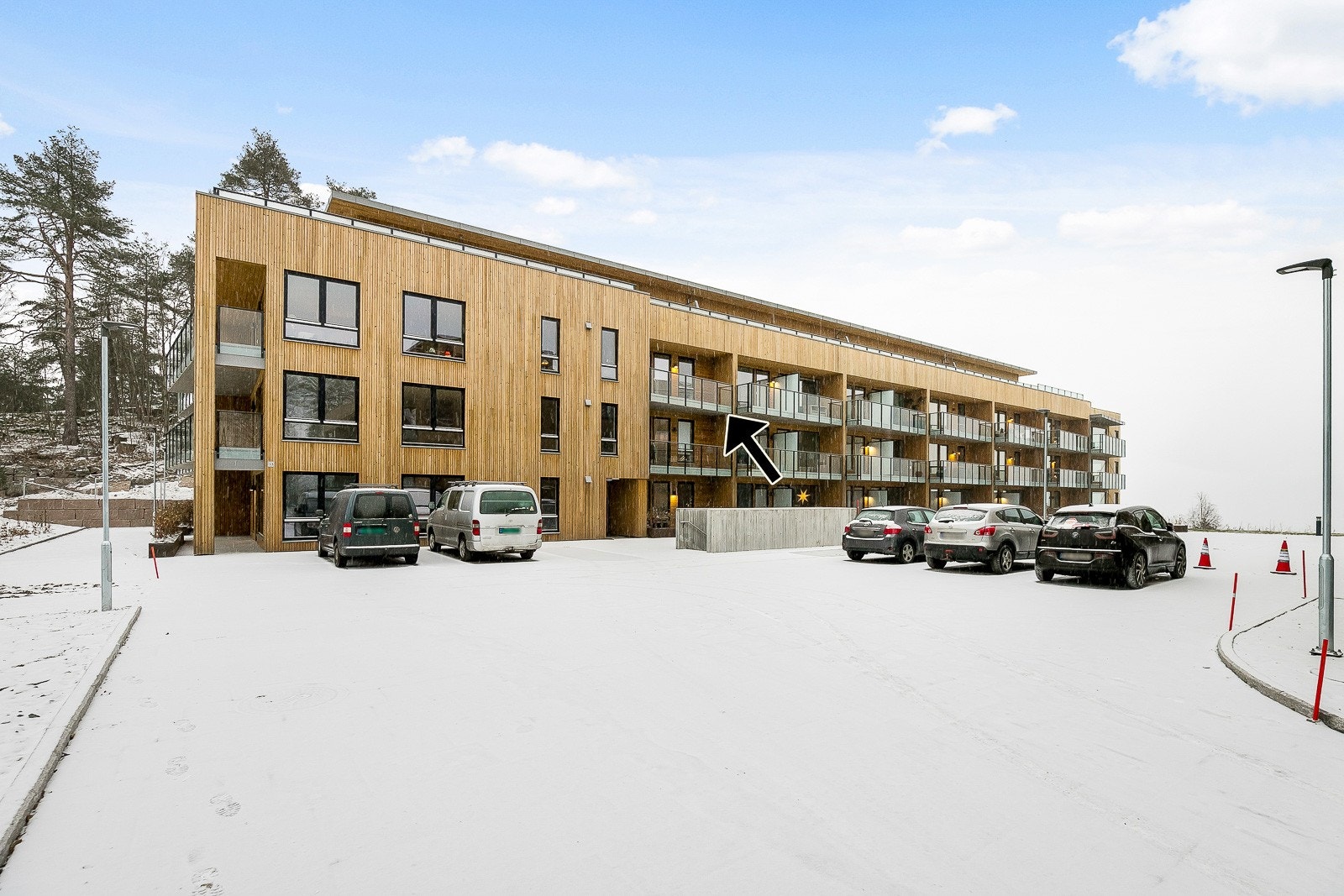 Parkeringskjeller (fast p-plass med el.bil-lader) under bygget med heisadkomst til 3. etasje. Du går tørrskodd fra p-plassen til leiligheten. Galleribilde