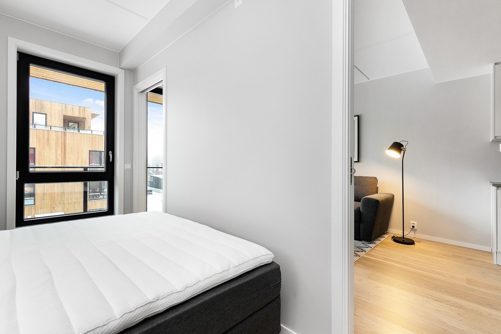 Adkomst til soverommet fra stuen via skyvedører på hver side. Galleribilde