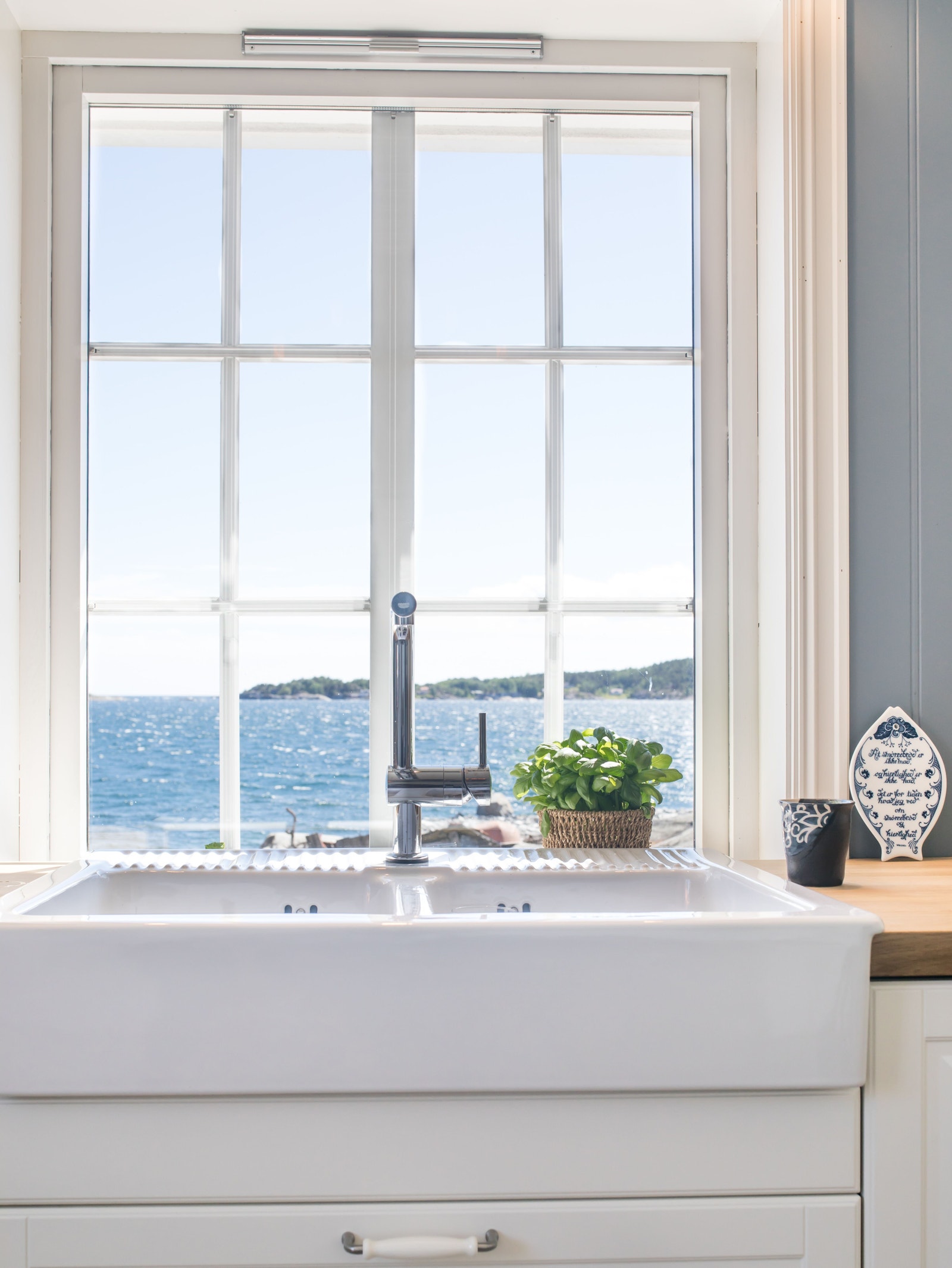 Kjøkken i strandkanten med utsikt over fjorden Galleribilde