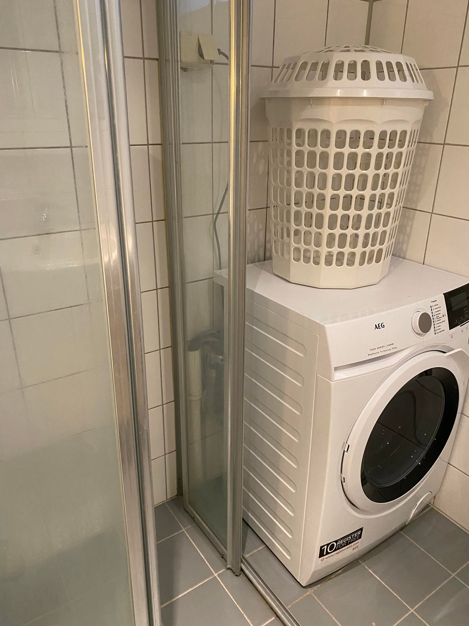 Bad med dusjkabinett og kombi vaskemaskin /vask og tørk Galleribilde