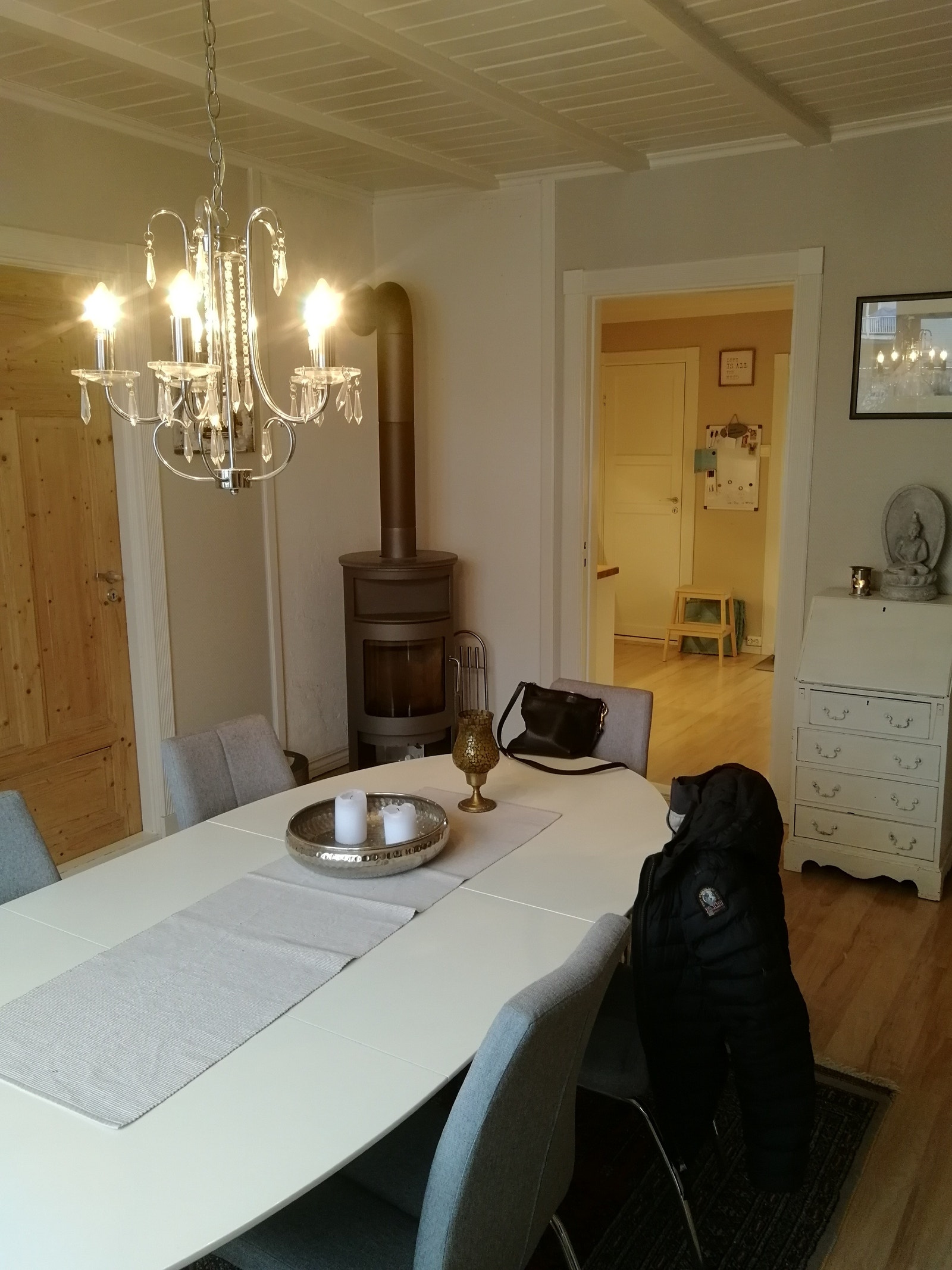 Spisestue/stue med ildsted. Galleribilde