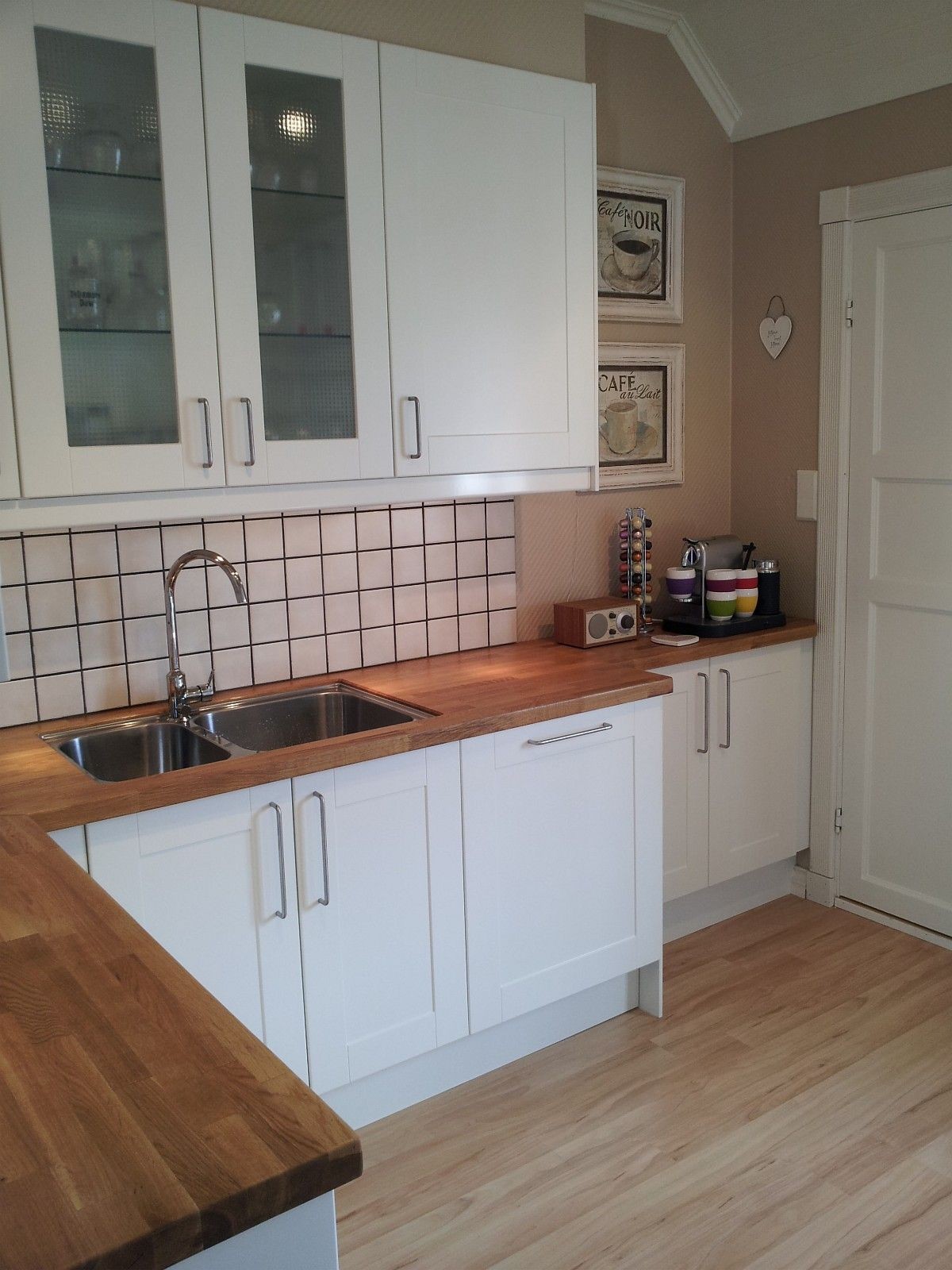 Kjøkken med inngang til vaskerom.
Integrert oppvaskmaskin. Galleribilde