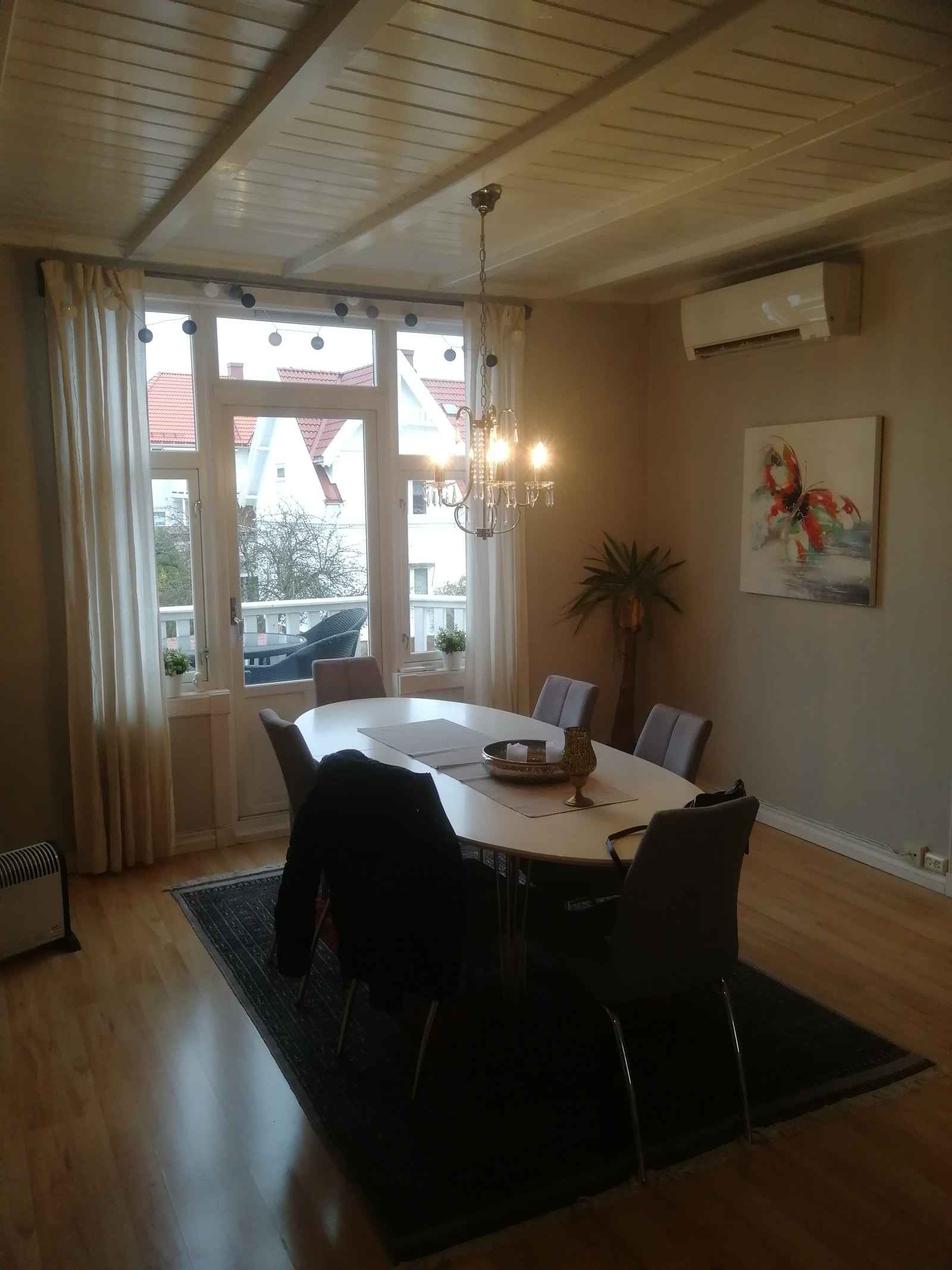 Spisestue/stue med utgang til balkong. Galleribilde