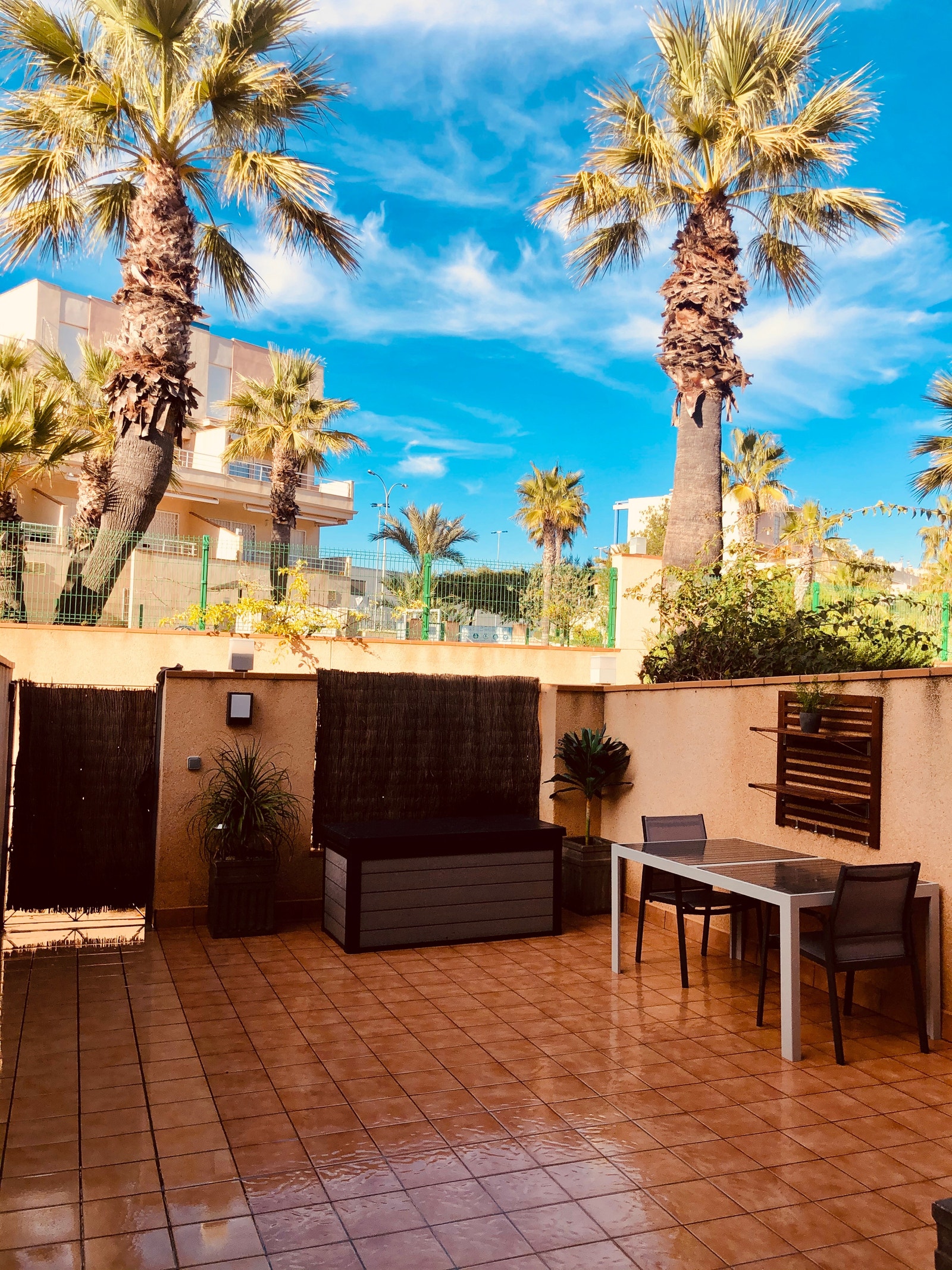 Forgang. Her kan en også sitte lunt på varme vindfulle kvelder Galleribilde