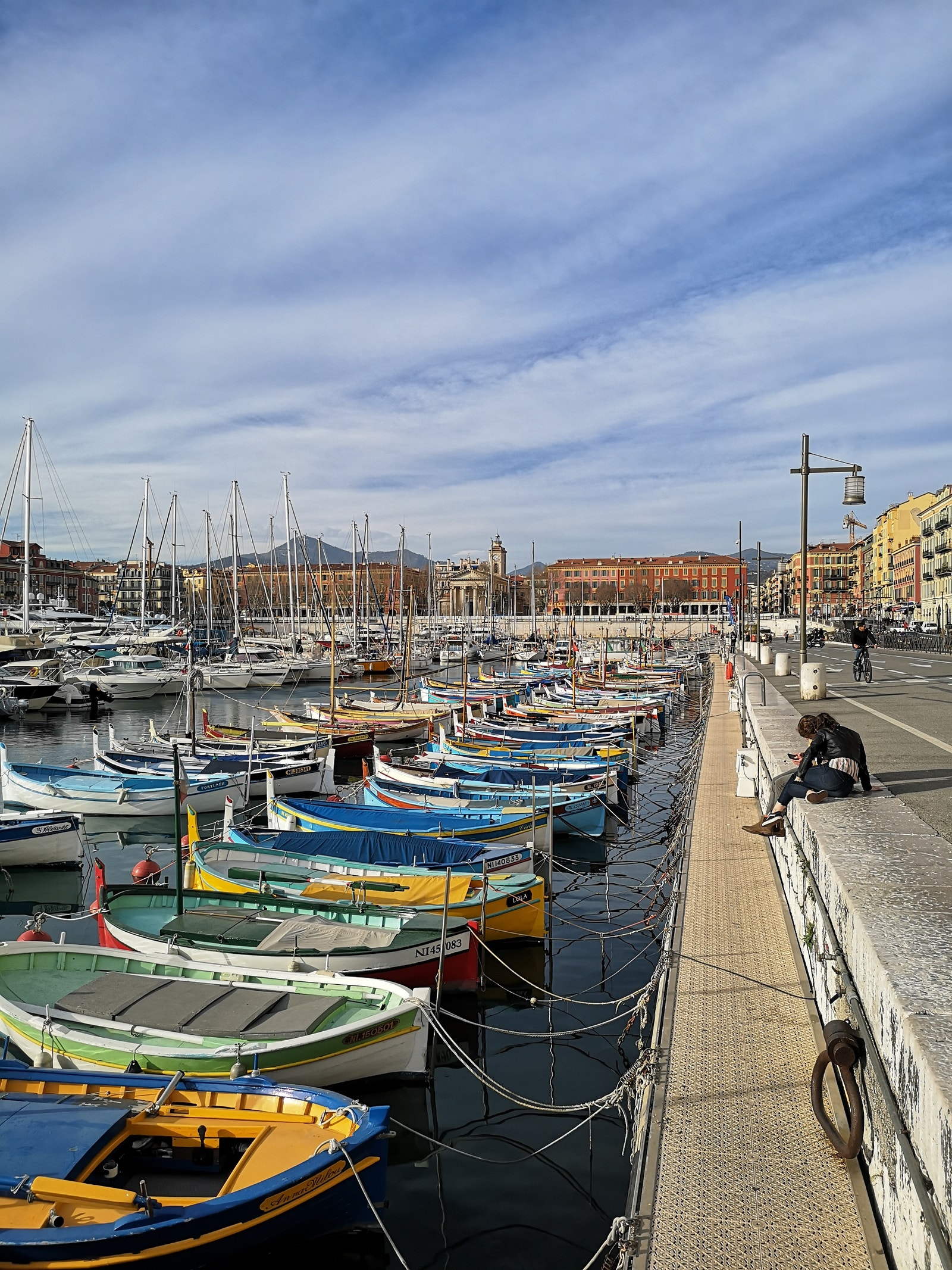 Havna med restauranter, ti min å gå Galleribilde