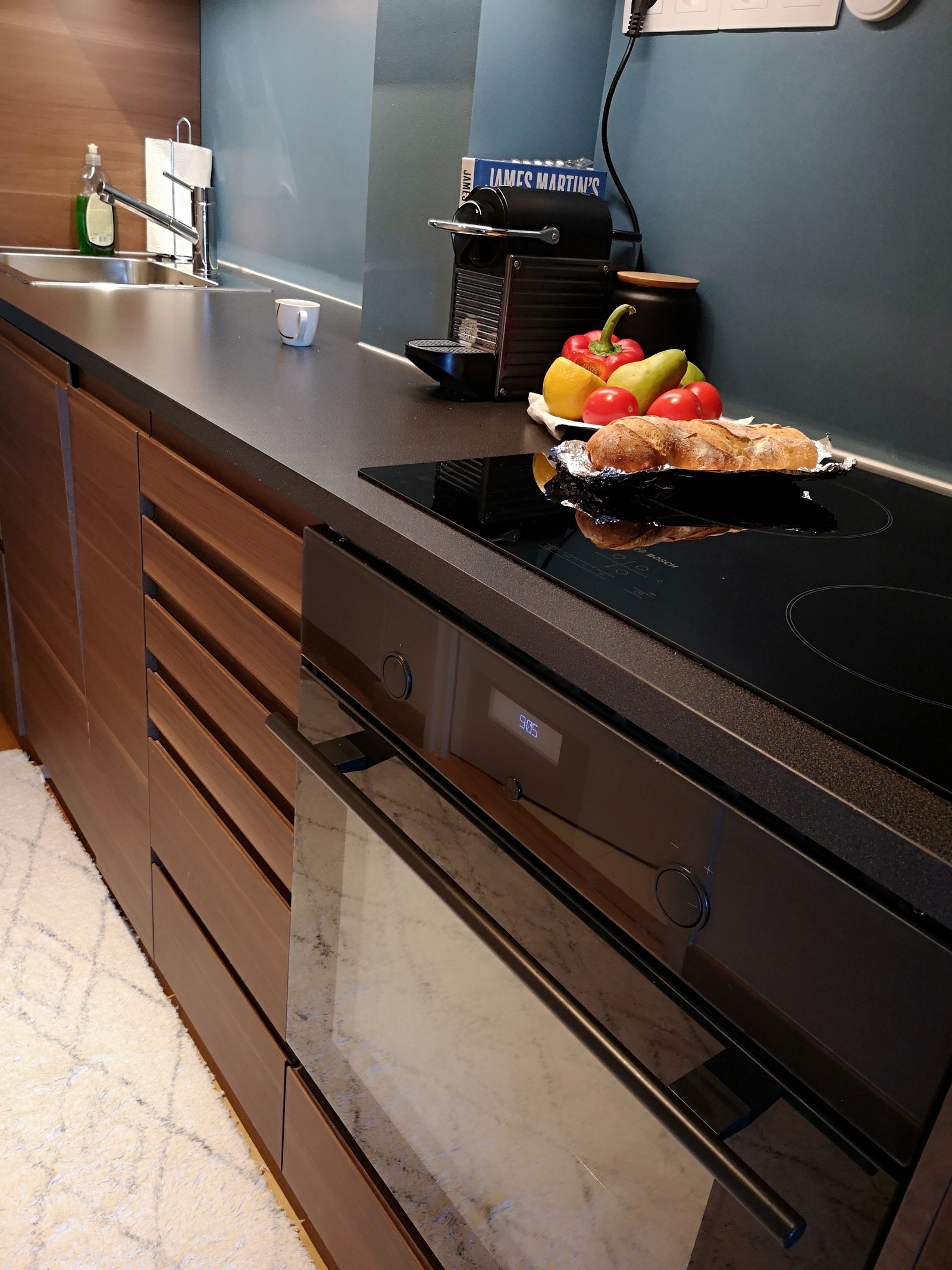 Kjøl, frys, stekeovn, mikro kaffetrakter, kapselmaskin mm. Galleribilde