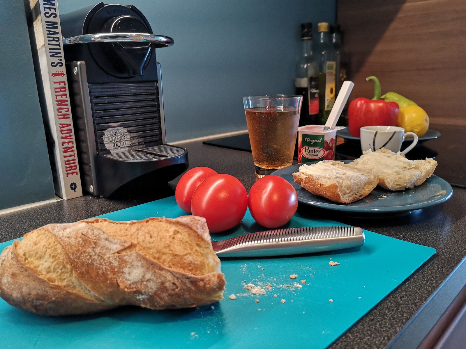 Kort vei til bakeren. Og tomater som smaker tomat. Galleribilde