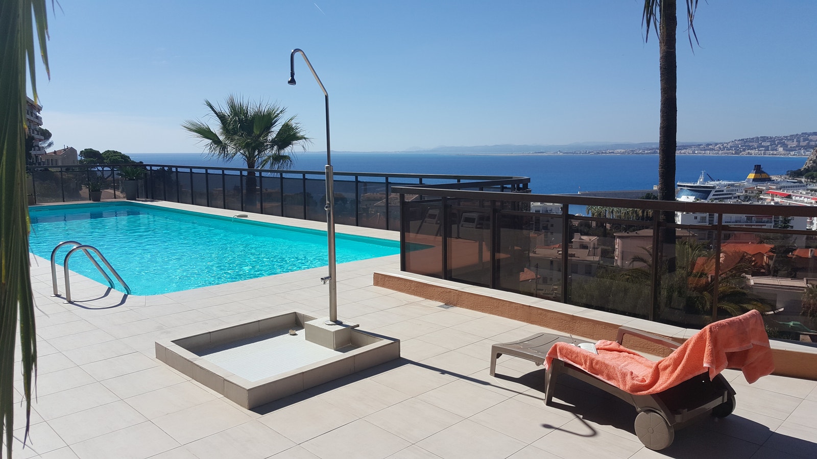 Basseng og soldekk ut mot havet Galleribilde