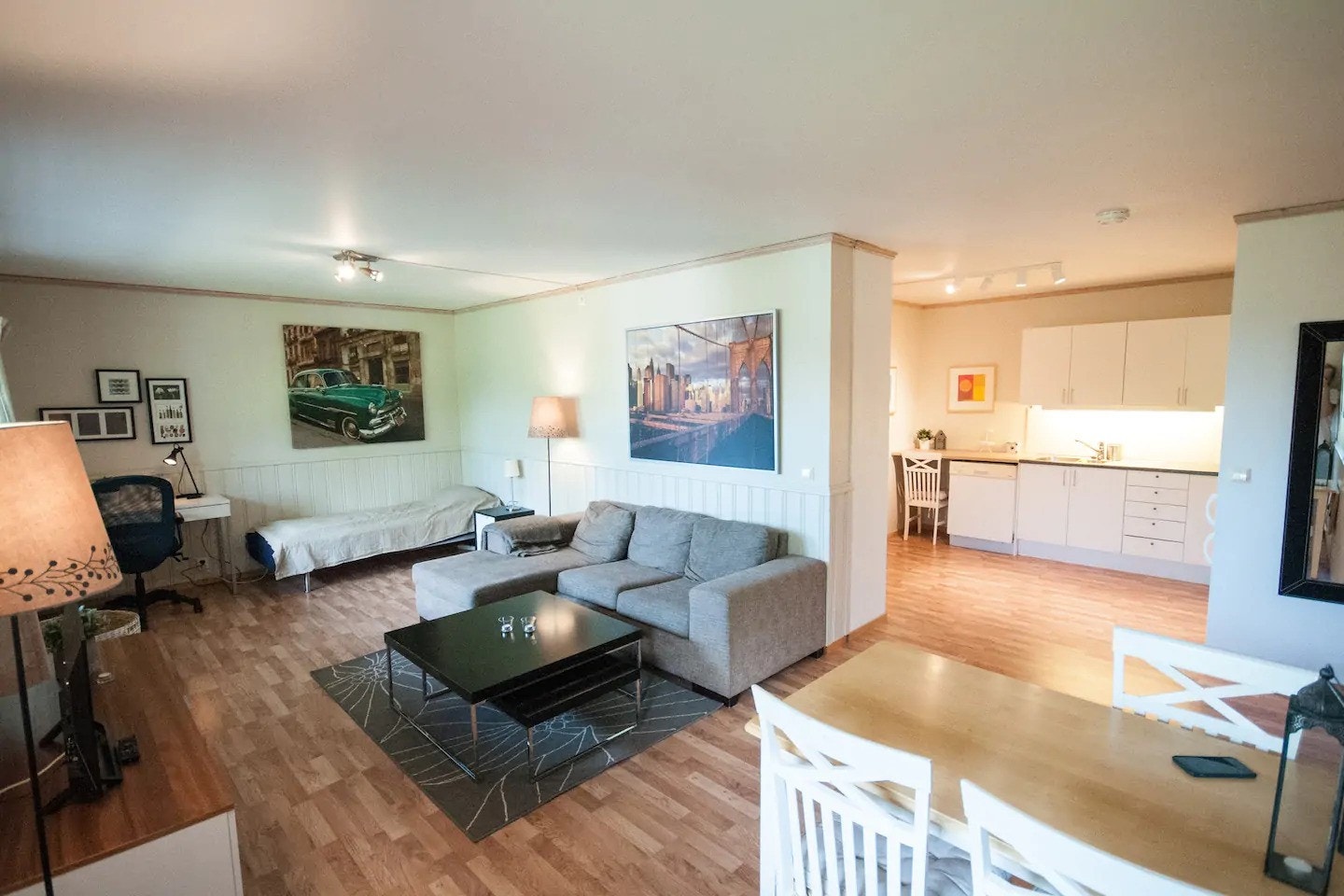 Stue med spiseplass, sofa og ekstra seng Galleribilde