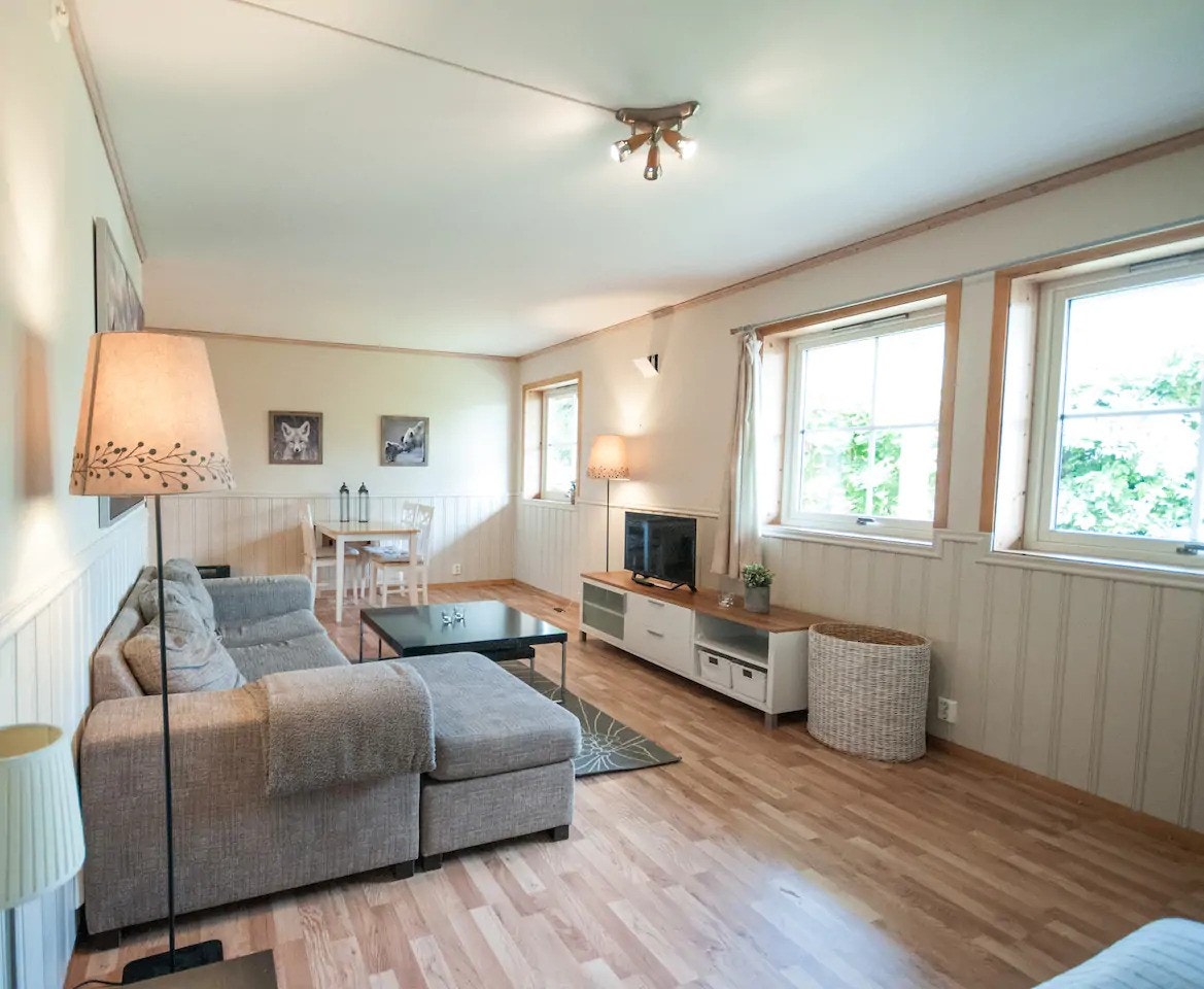 Stue med spiseplass, sofa og ekstra seng Galleribilde