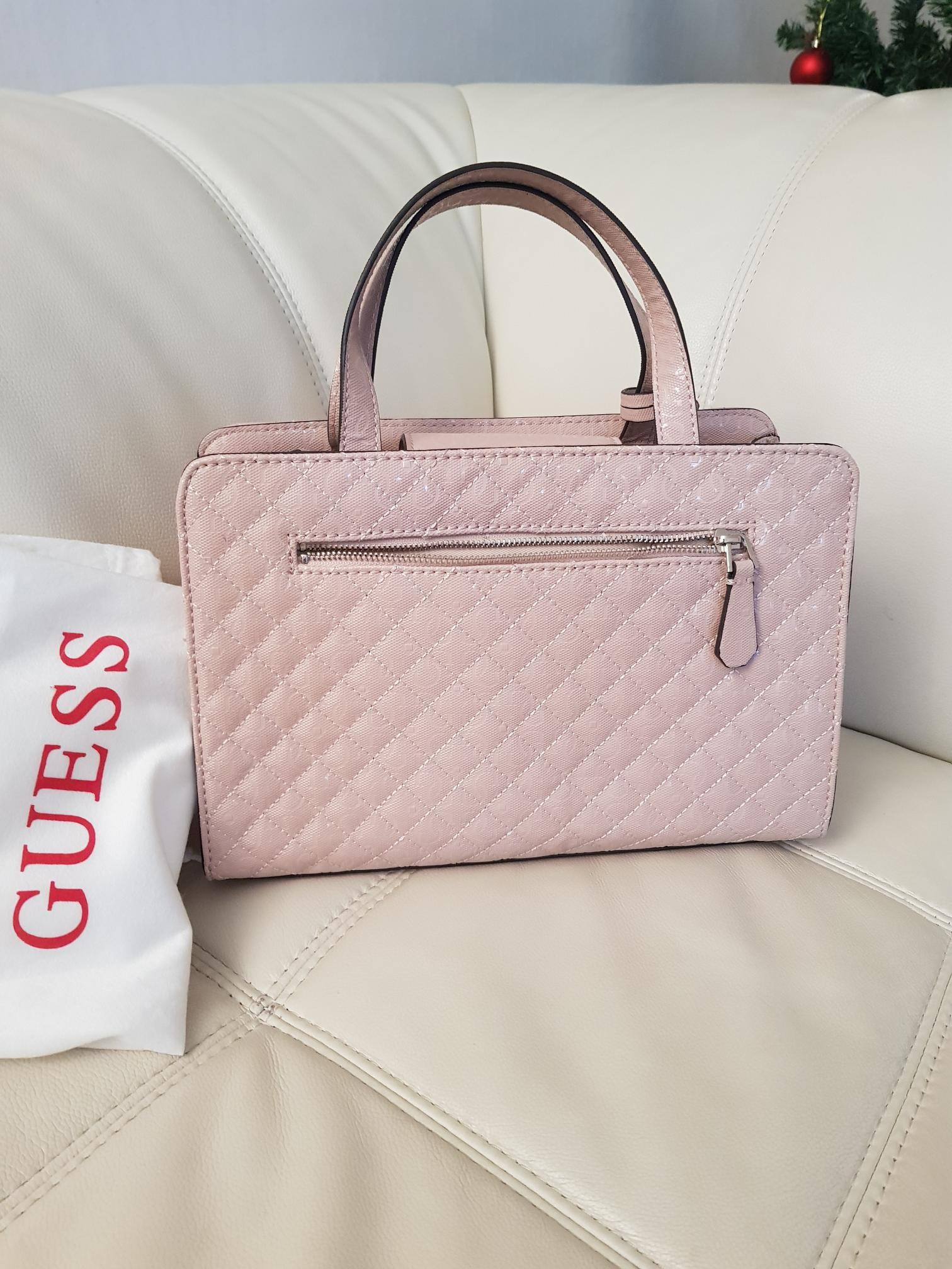 Guessveske. Lyse rosa. NY. | FINN.no Guessveske. Lyse rosa. NY. | FINN.no