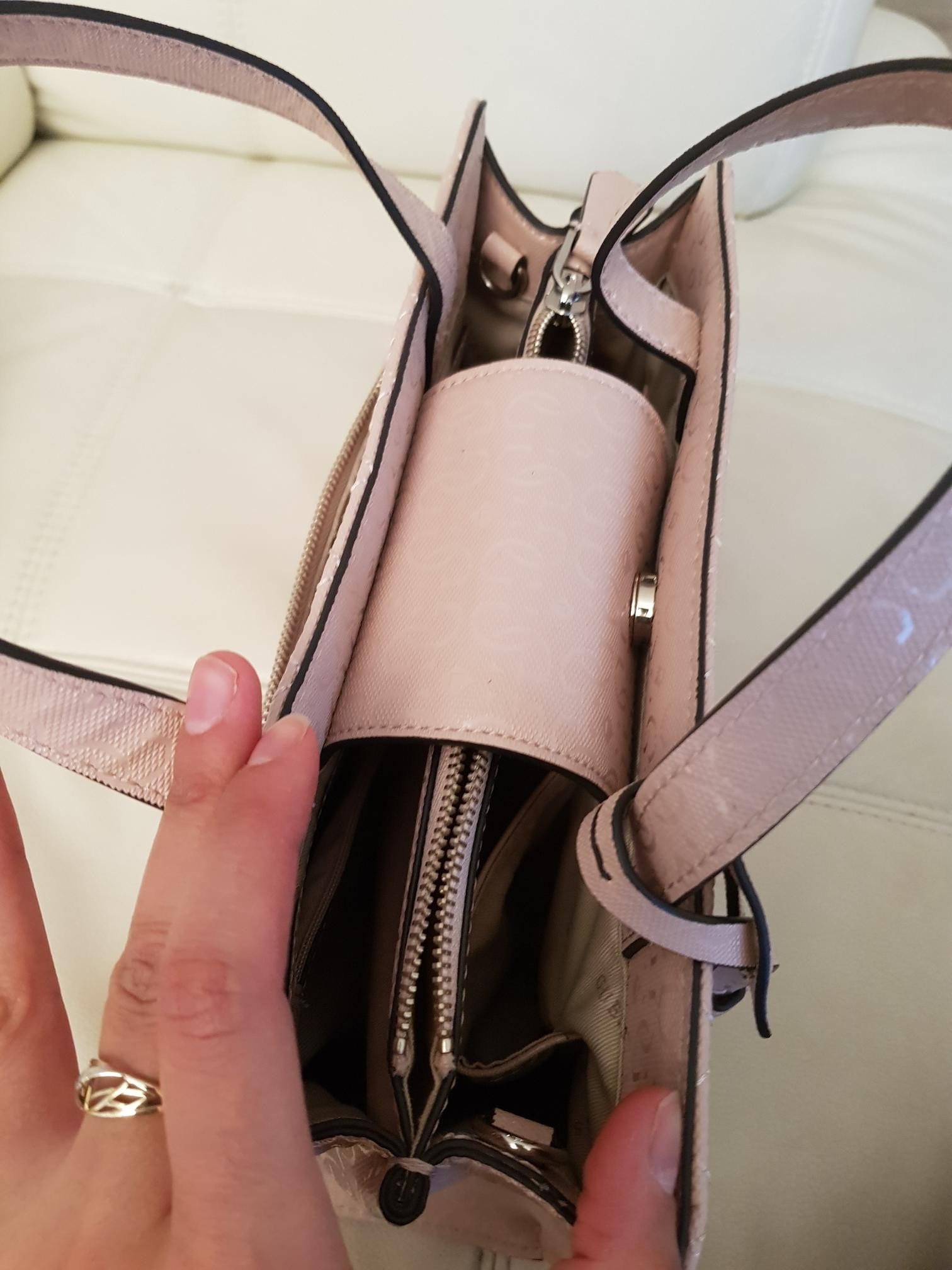 Guessveske. Lyse rosa. NY. | FINN.no Guessveske. Lyse rosa. NY. | FINN.no