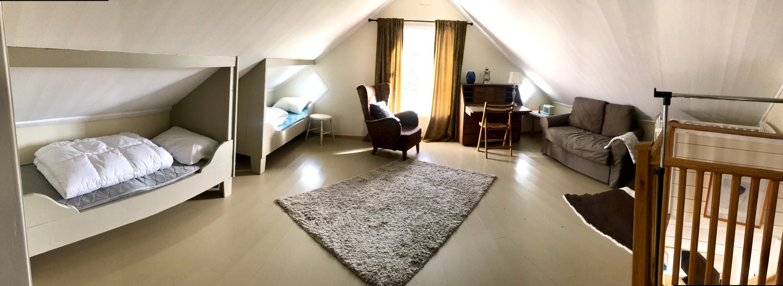 Loftstue med soveplasser i hovedhuset Galleribilde