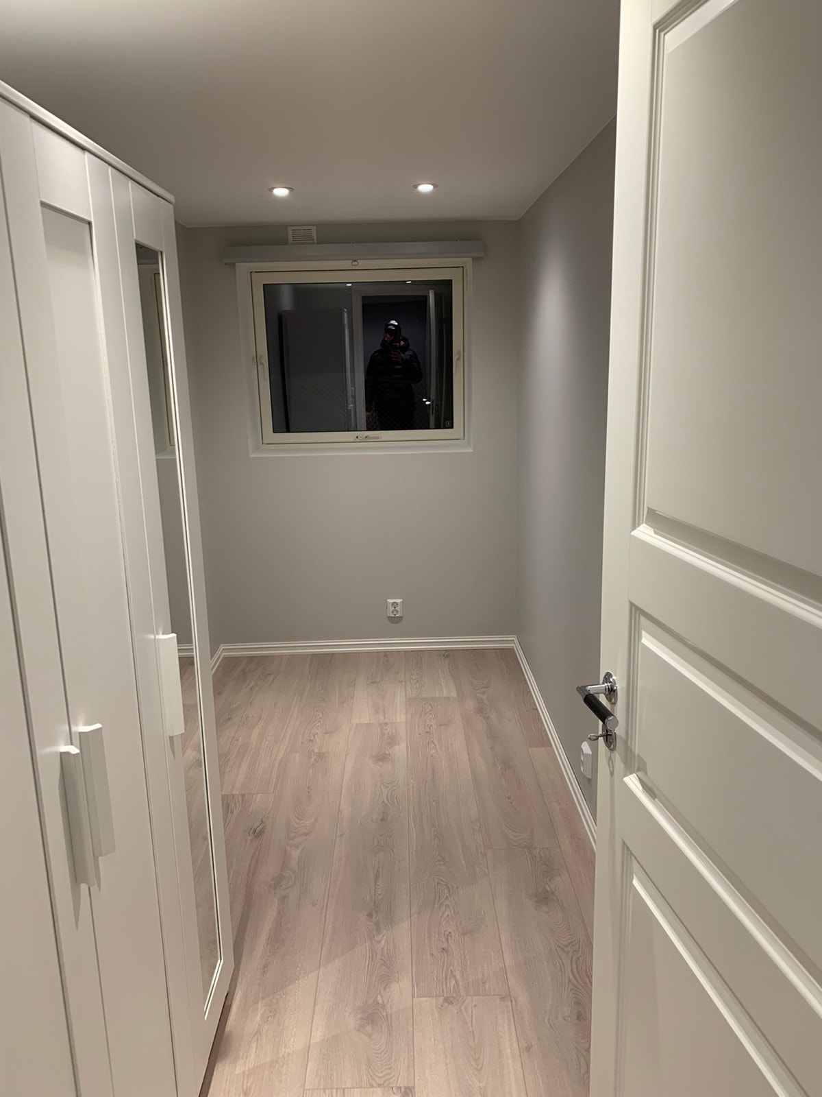 Store vinduer med mye lys Galleribilde