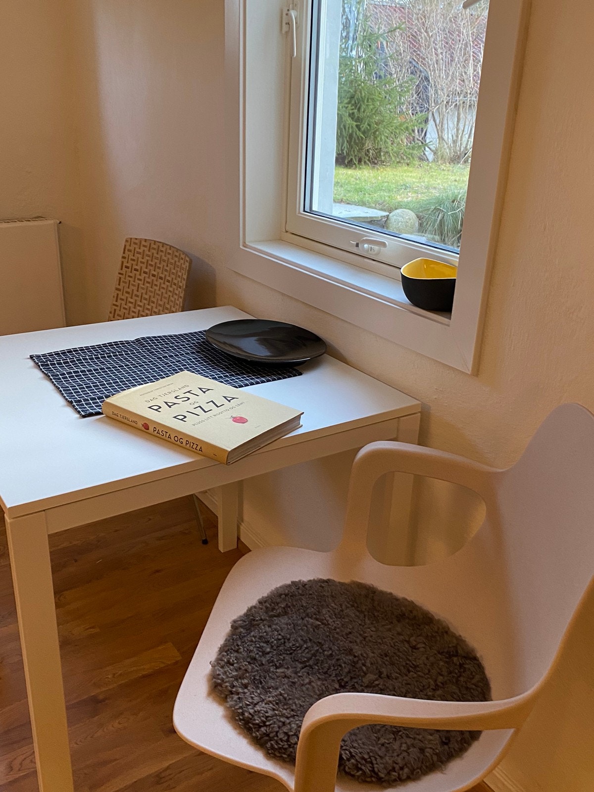 Utsøkt ro og utsikt fra kjøkkenbord/ kontorplass Galleribilde