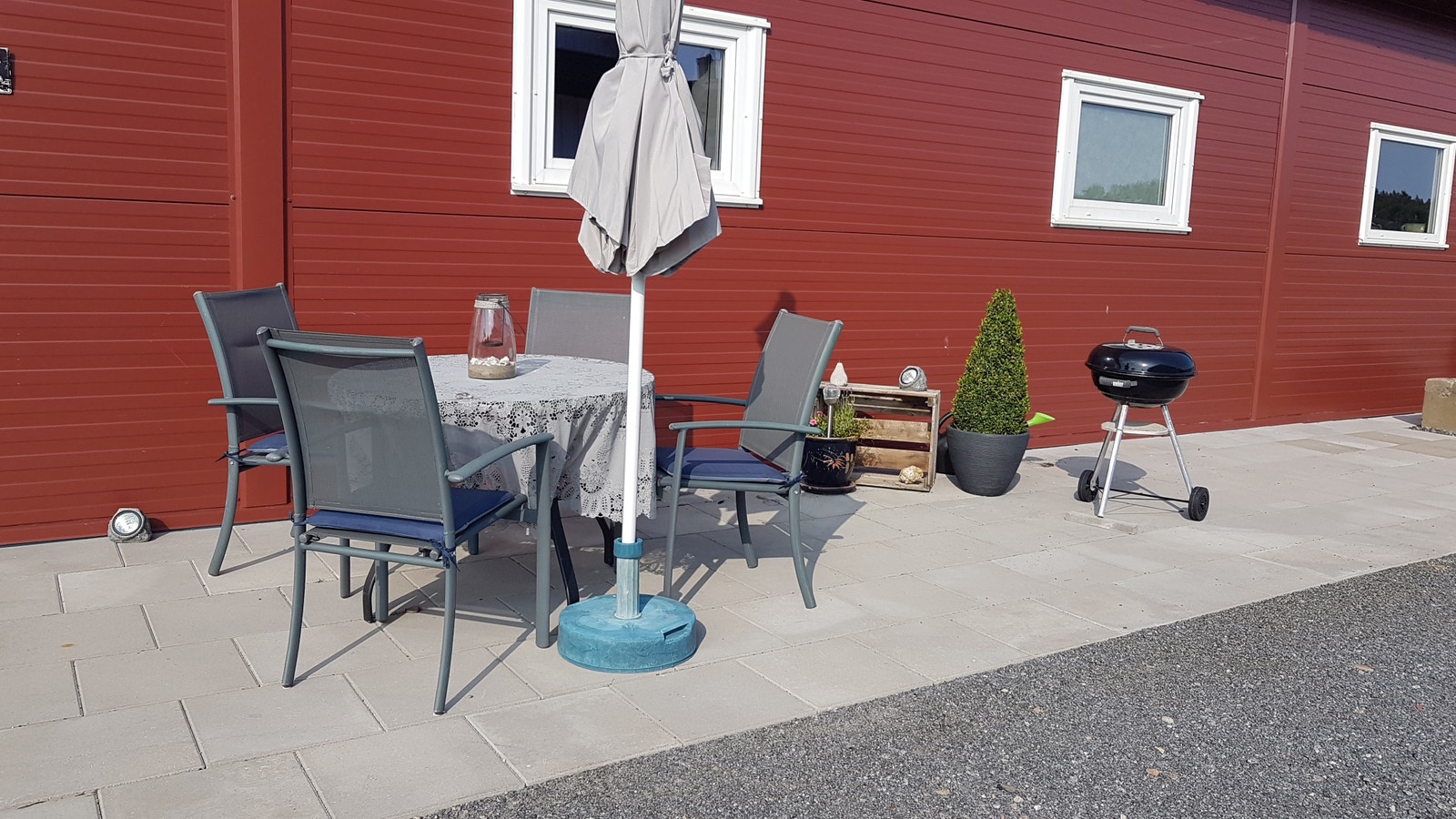 Uteplass, her er det satt opp levegg og andre møbler Galleribilde