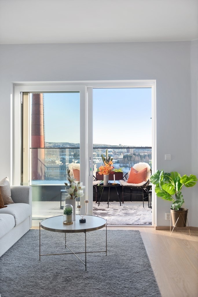 Store vindusflater som slipper inn rikelig med lys og en stor skyvedør ut til balkongen Galleribilde