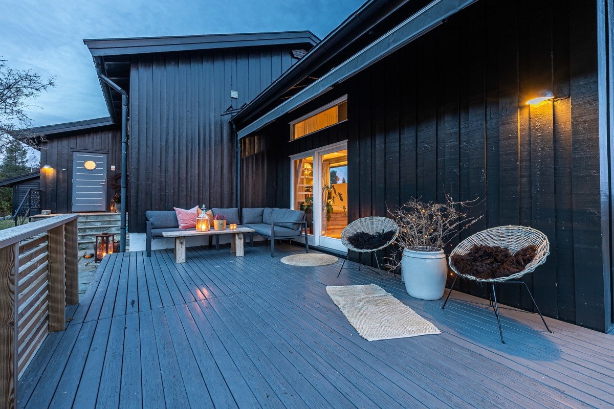 Med utgang fra begge rom gir dette fin mulighet til å følge sole hele dagen. Galleribilde