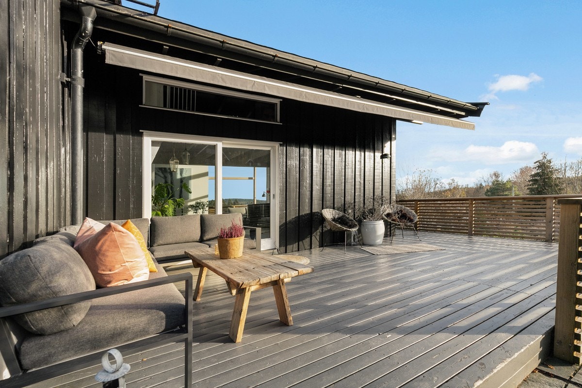 Huset har terrasse bygget i vinkel fra spisestuen til stuen, og går over to plan. Galleribilde