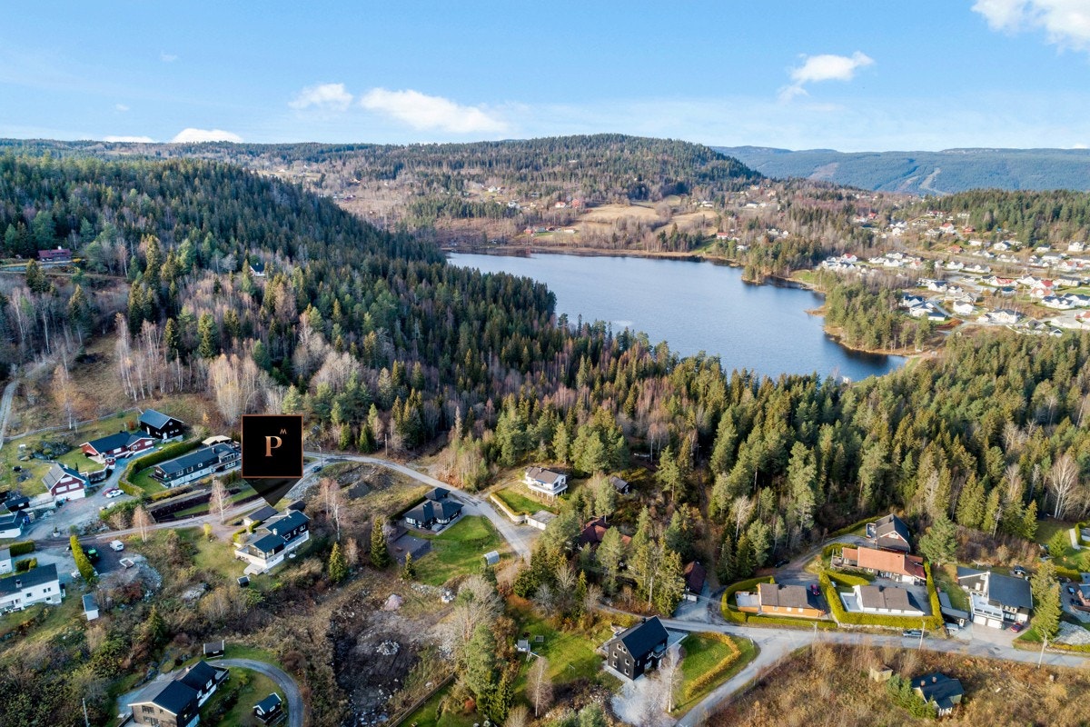 Eneboligen ligger i et barnevennlig og rolig område på Konnerud i Drammen. Galleribilde