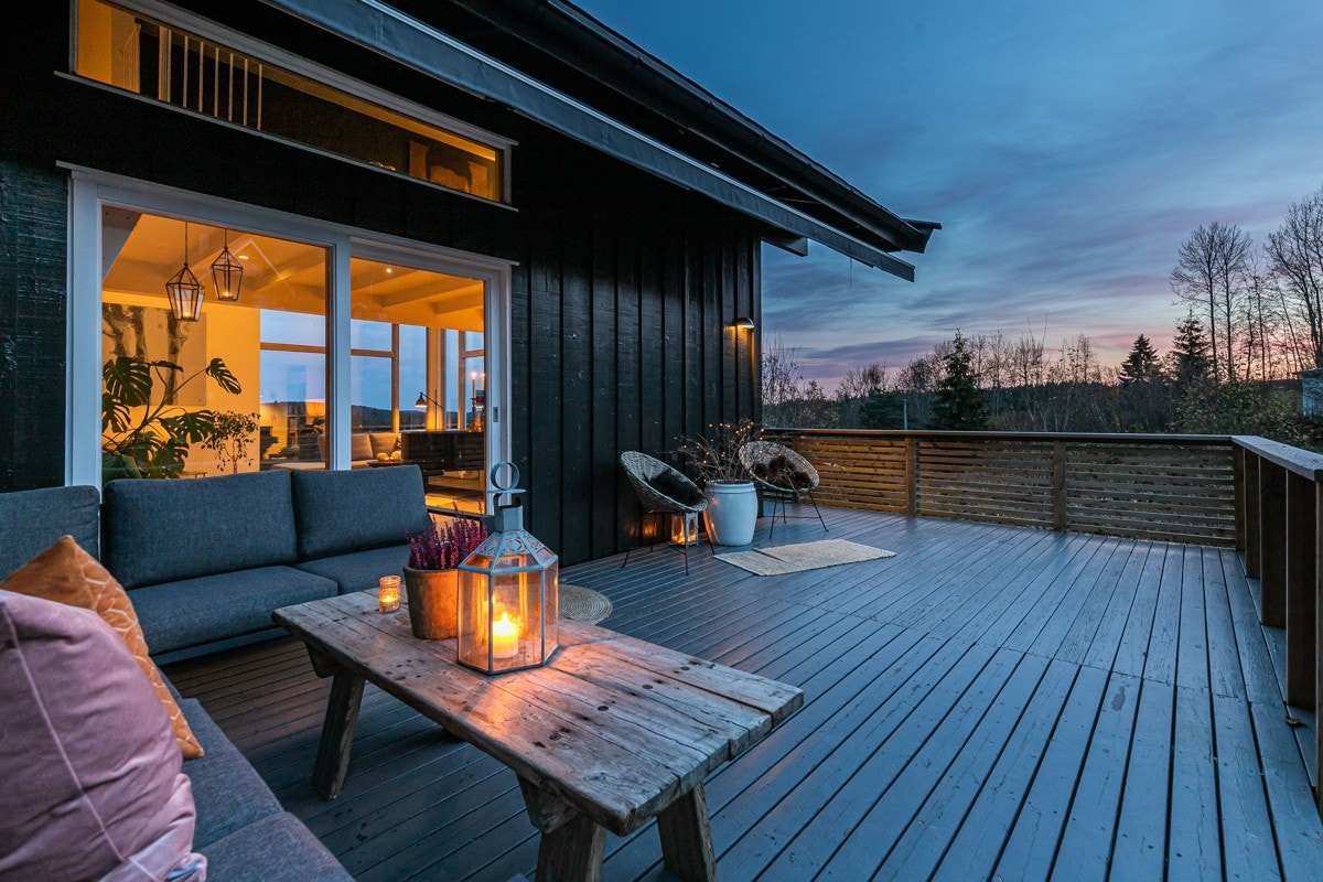 Huset har terrasse bygget i vinkel fra spisestuen til stuen. Galleribilde