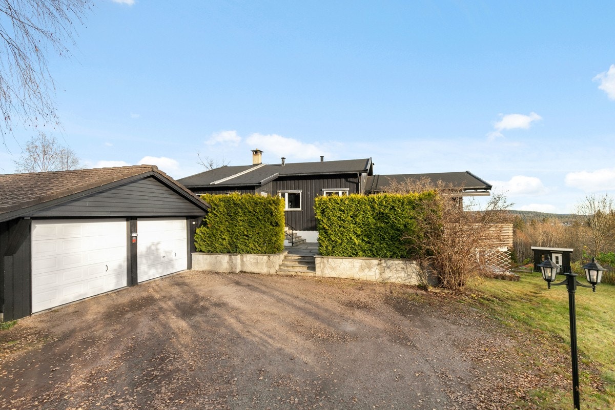 Det er biloppstillingsplasser i gårdsplassen, samt garasje med plass til to biler. Galleribilde
