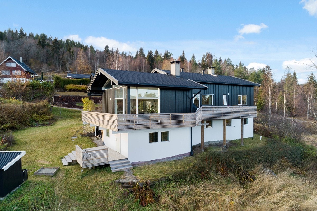 Stor terrasse som gir mulighet for sol hele dagen. Galleribilde
