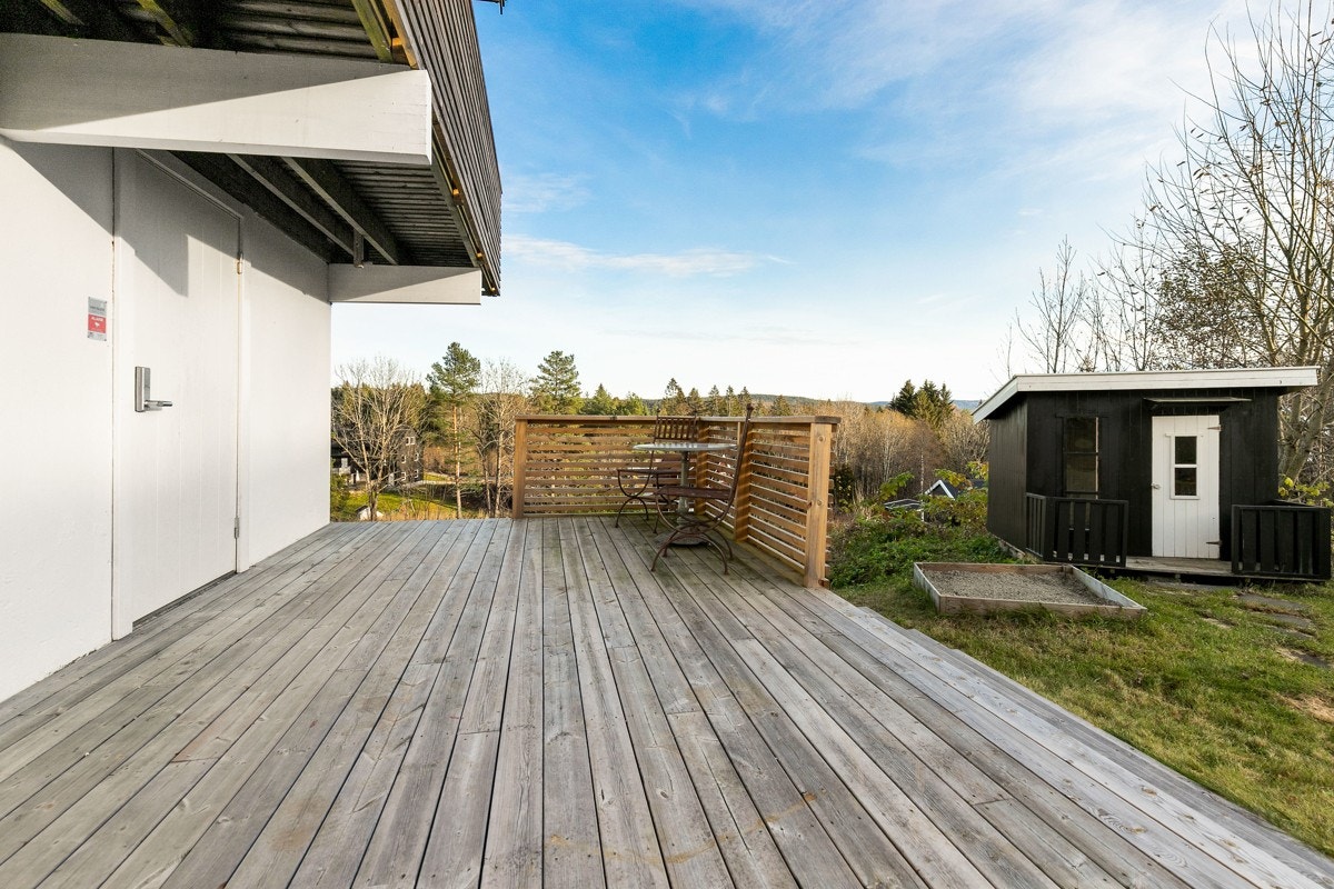 Ettermiddagssolen kan også nytes på plattingen utenfor soverommet/kjellerstuen i underetasjen. Galleribilde