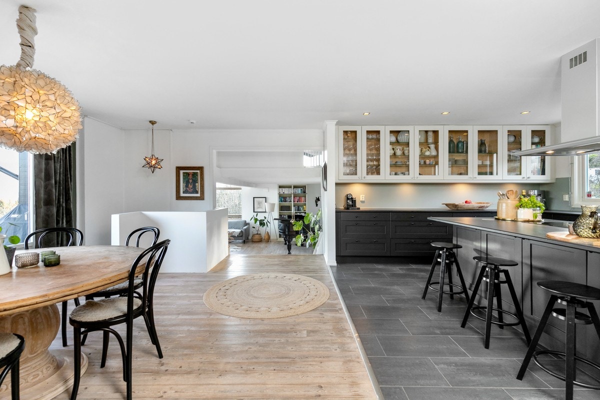 Kjøkkenet har svært god oppbevaringsplass og arbeidsflater. Galleribilde