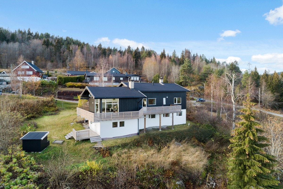PrivatMegleren ved John Granly Steen har gleden av å presentere denne store og velholdte familievennlige eneboligen! Galleribilde