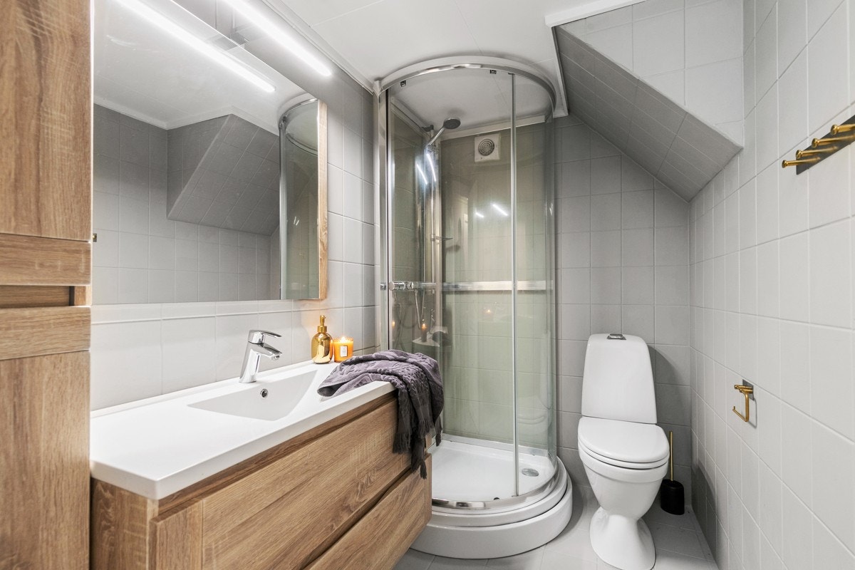 Badet i underetasjen fremstår pent og moderne. Galleribilde